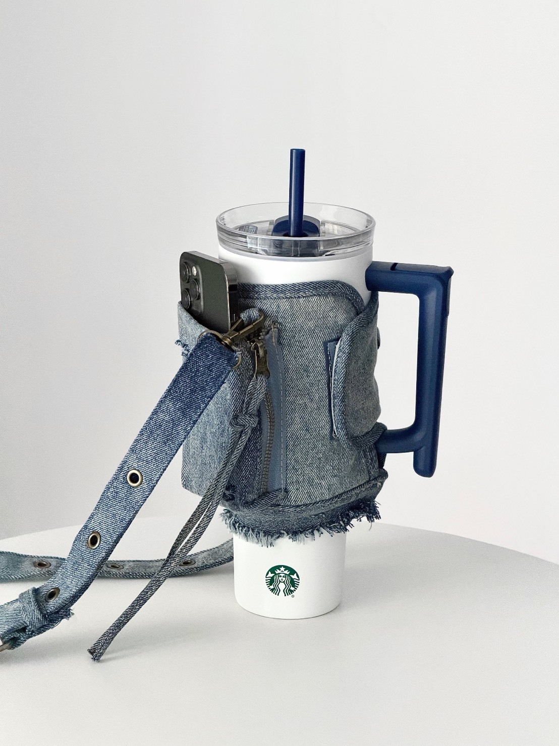 2026春季新款 STARBUCKS 星咖系列 星巴克 丹寧牛仔 磨砂白 雙飲口 冰壩杯 附丹寧杯套 1180ml