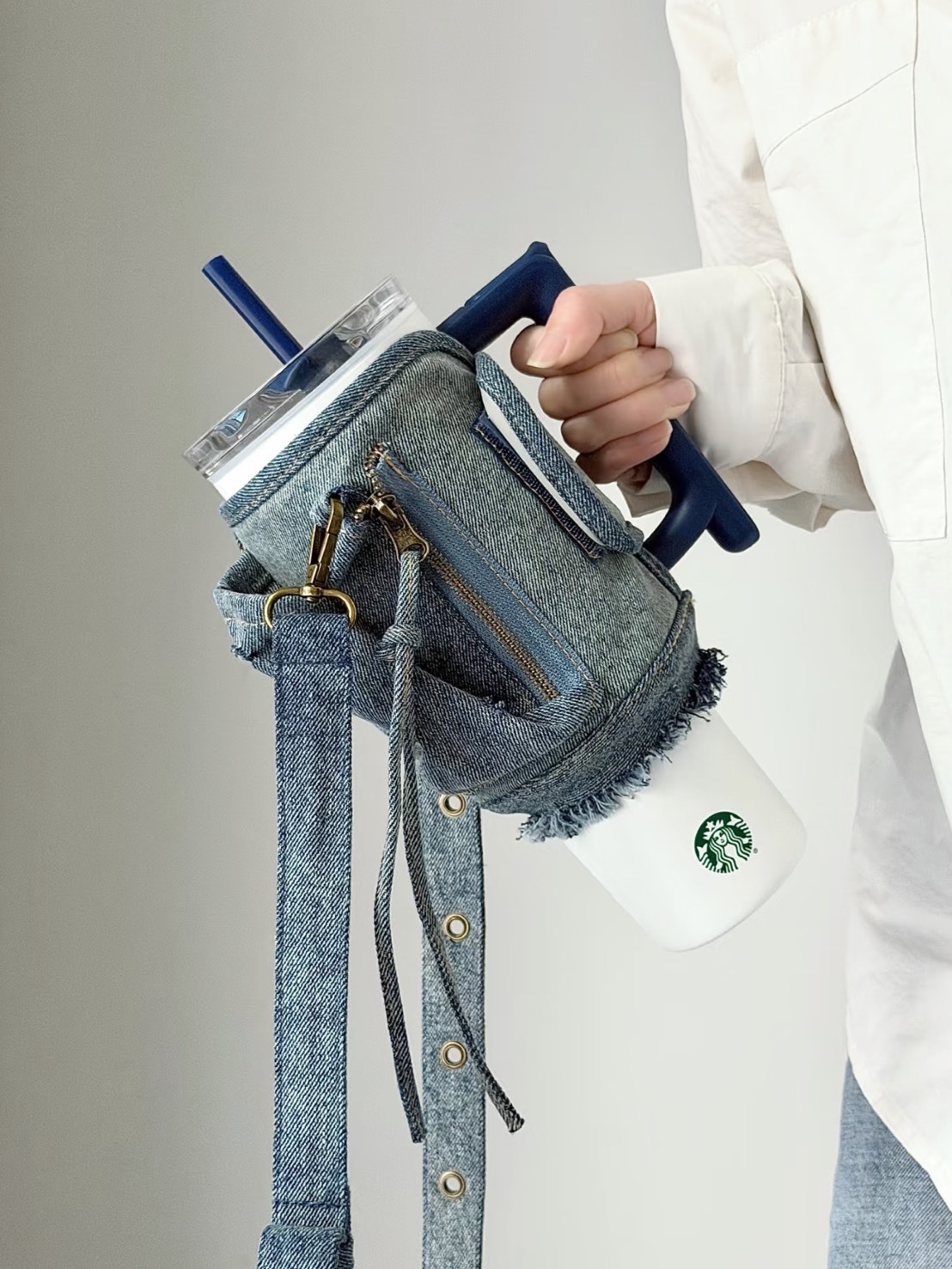 2026春季新款 STARBUCKS 星咖系列 星巴克 丹寧牛仔 磨砂白 雙飲口 冰壩杯 附丹寧杯套 1180ml