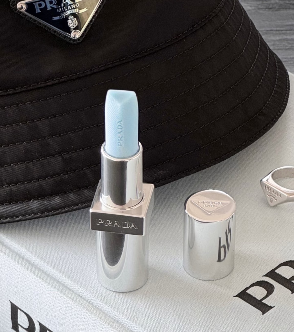 📦預購 PRADA-經典潤唇膏 莫測藍色潤唇膏