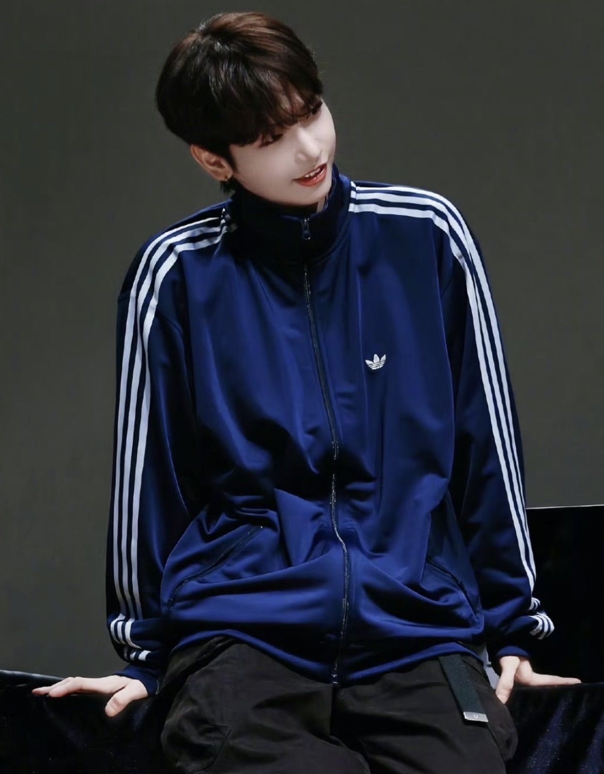 男款 ADIDAS FIREBIRD TT 藏藍 崔然竣 明宰鉉同款 立領 三葉草 運動 休閒 外套【KD8313】ADLP