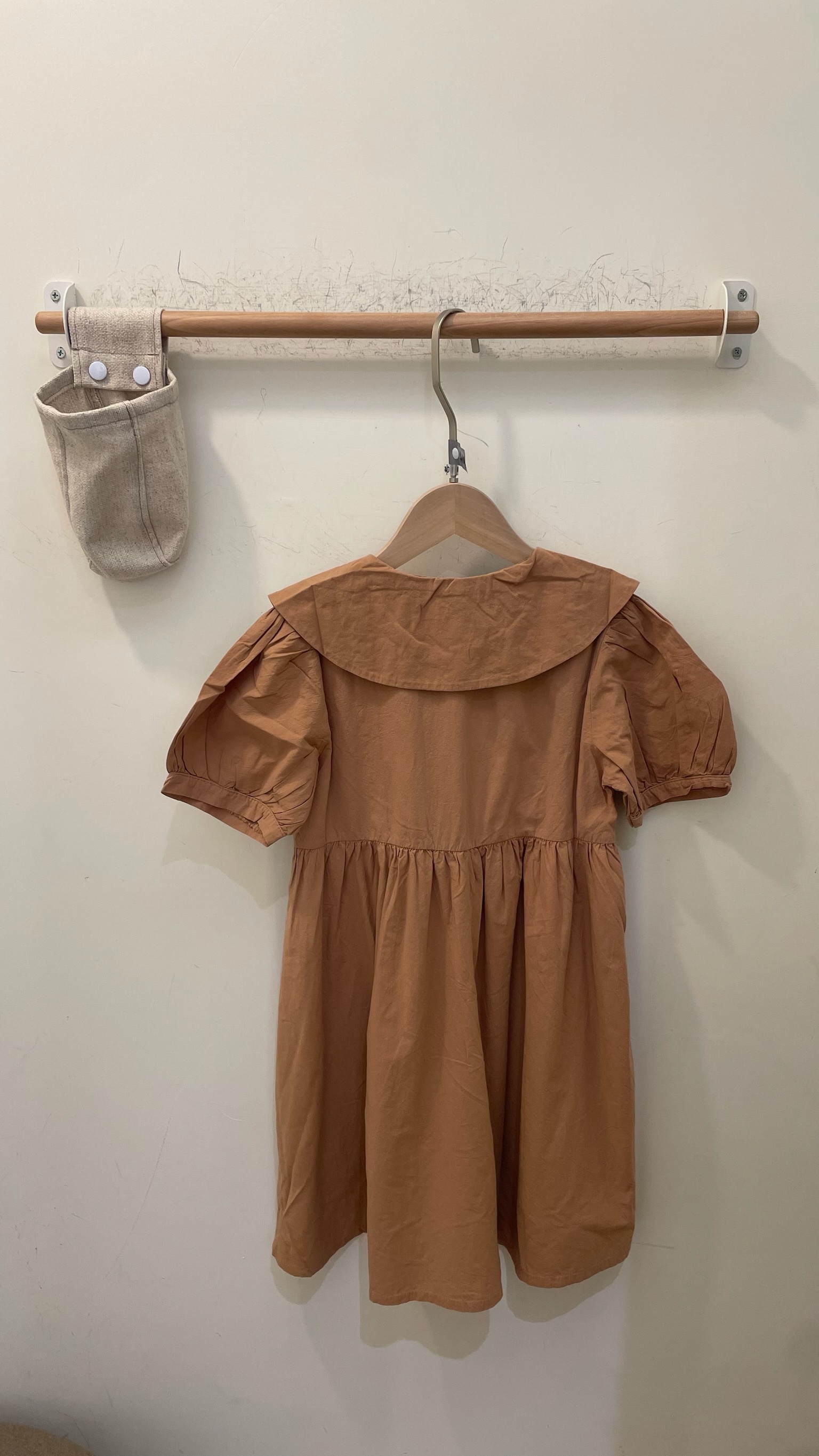 小焦糖翻領刺繡洋裝