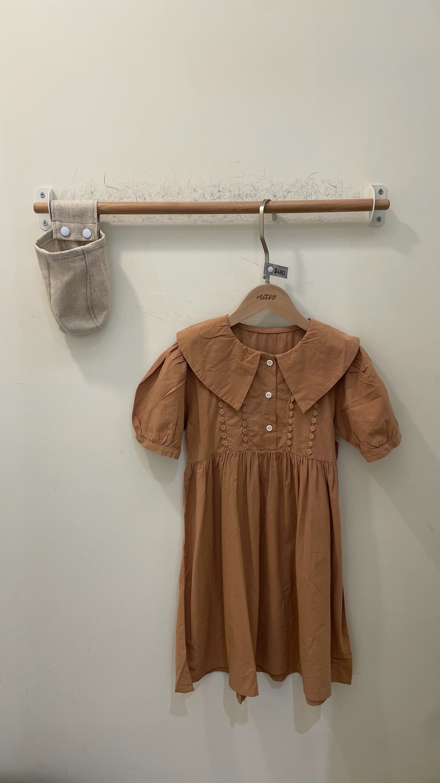 小焦糖翻領刺繡洋裝