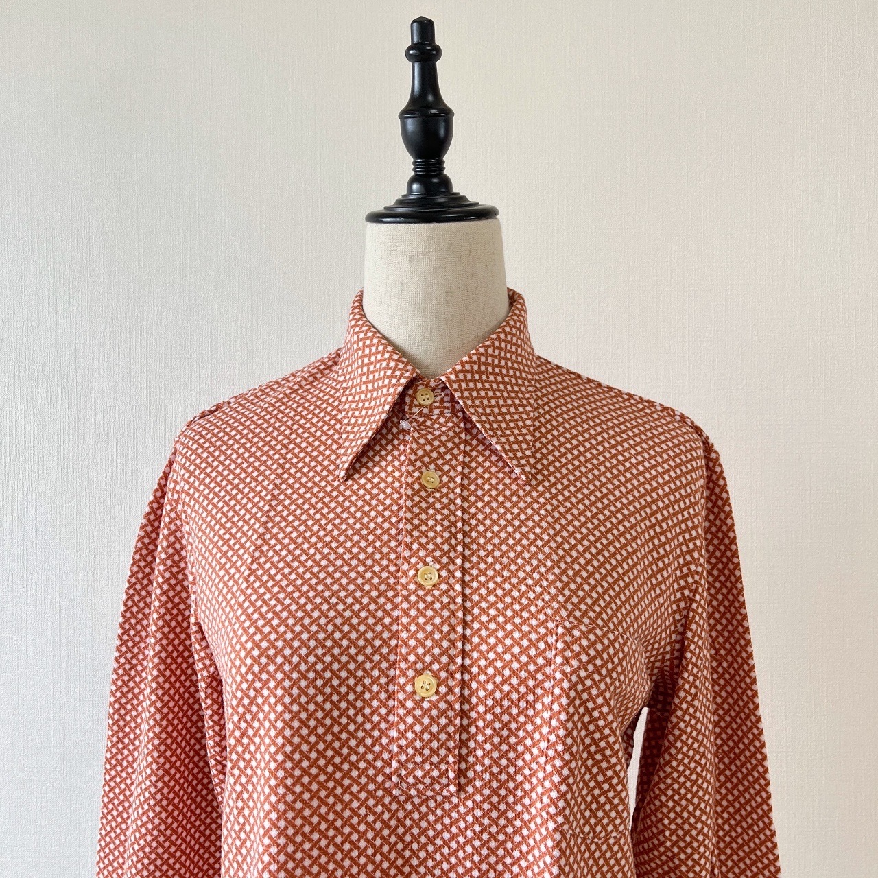 橙色菱形格紋針織Polo上衣