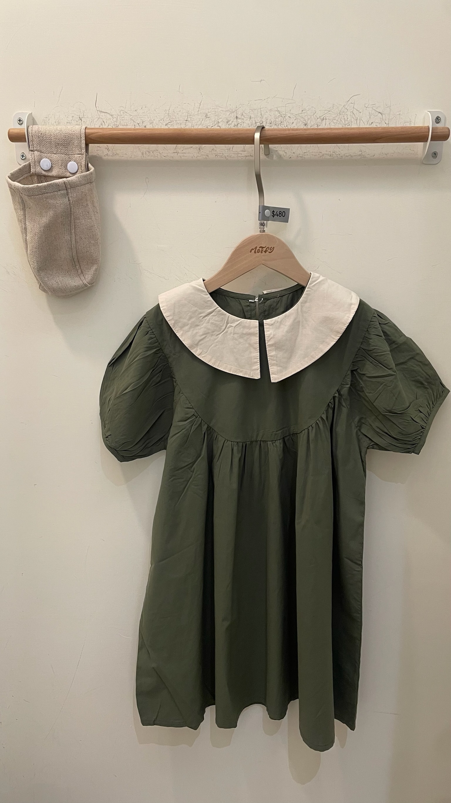 小橄欖娃娃領洋裝