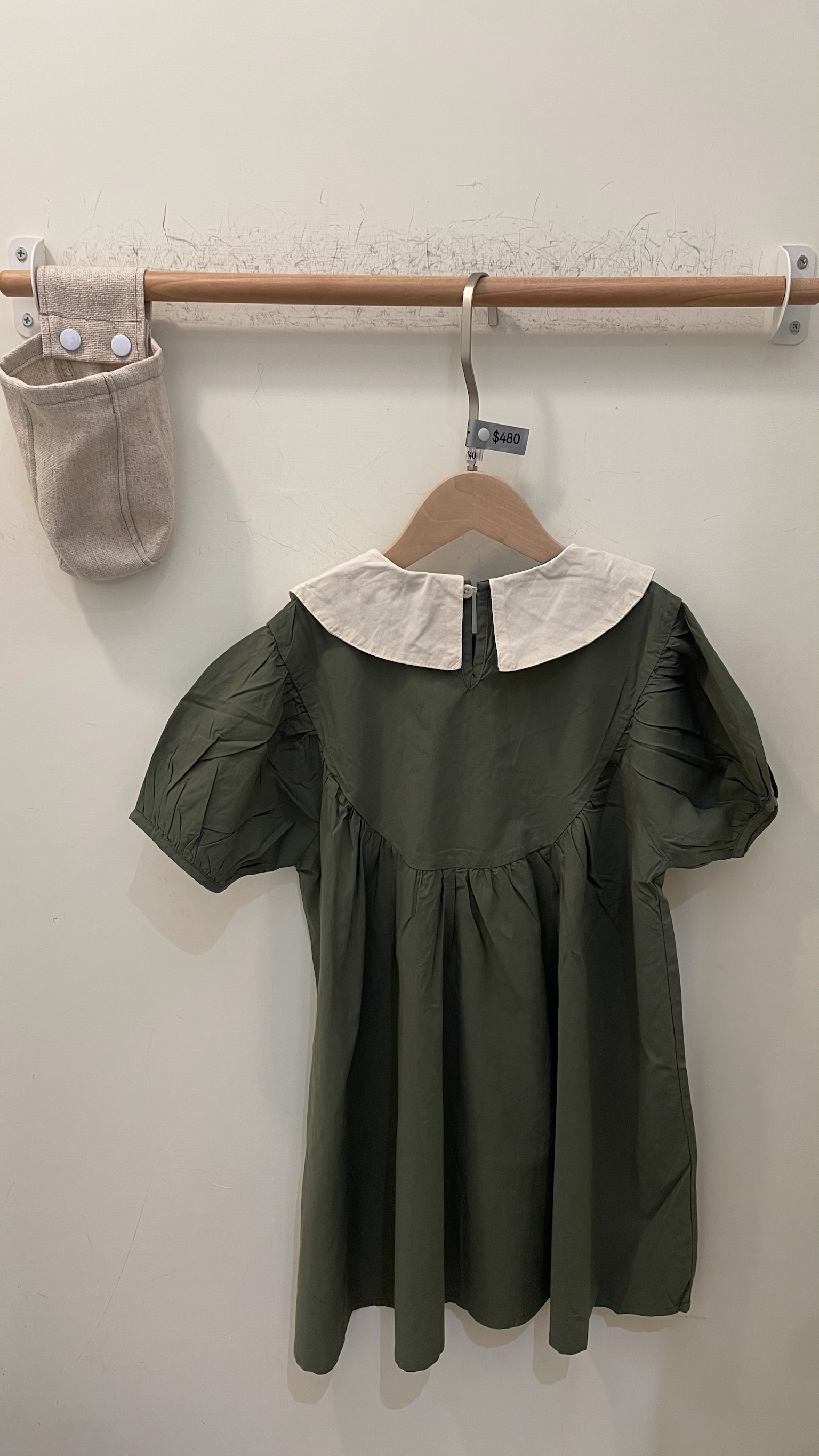 小橄欖娃娃領洋裝