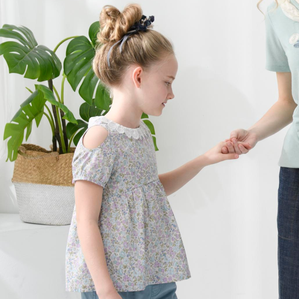 PIPPY 浪漫碎花剪接蕾絲圓領短袖上衣 紫