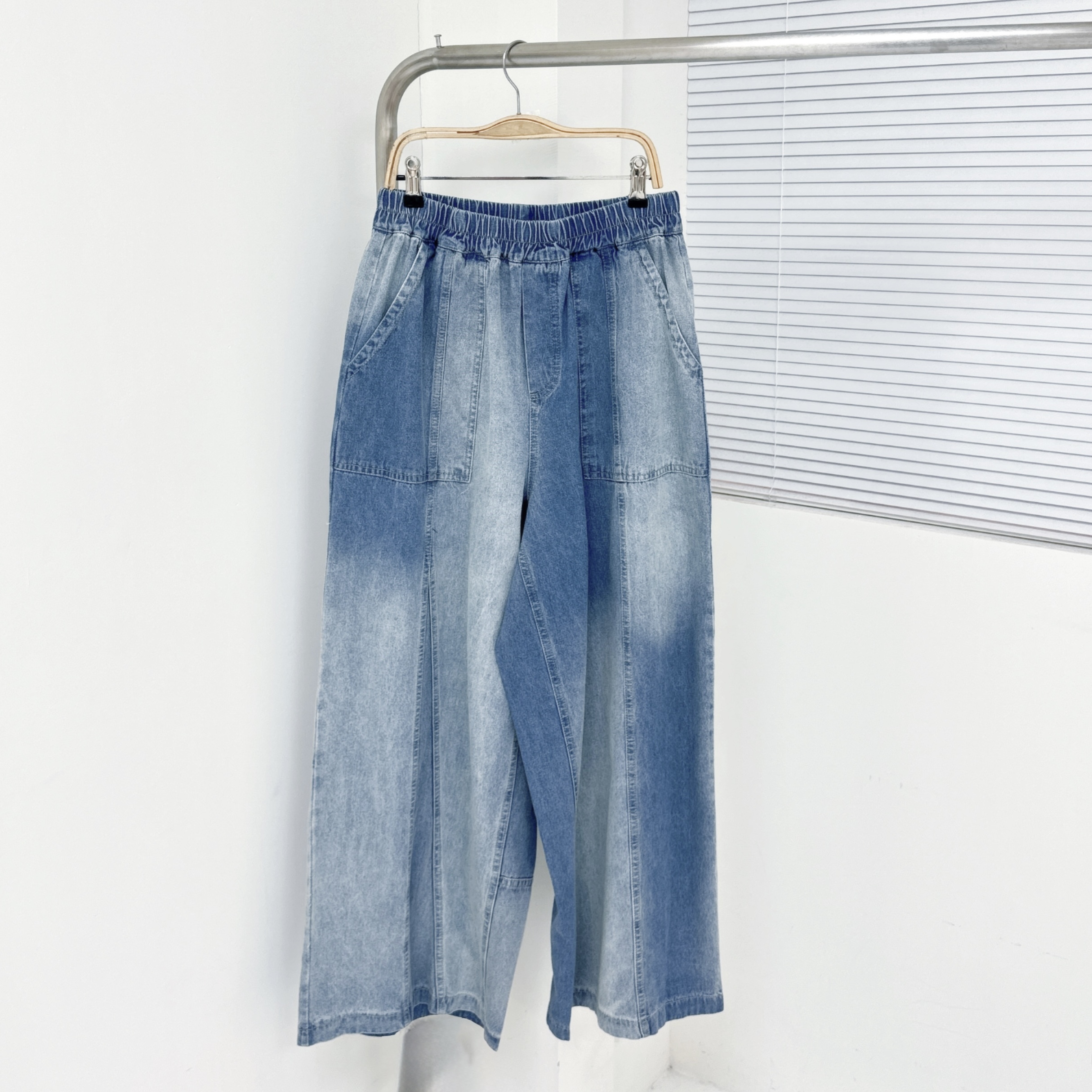 【廠家制】方袋開叉車骨闊牛仔褲 (A33)