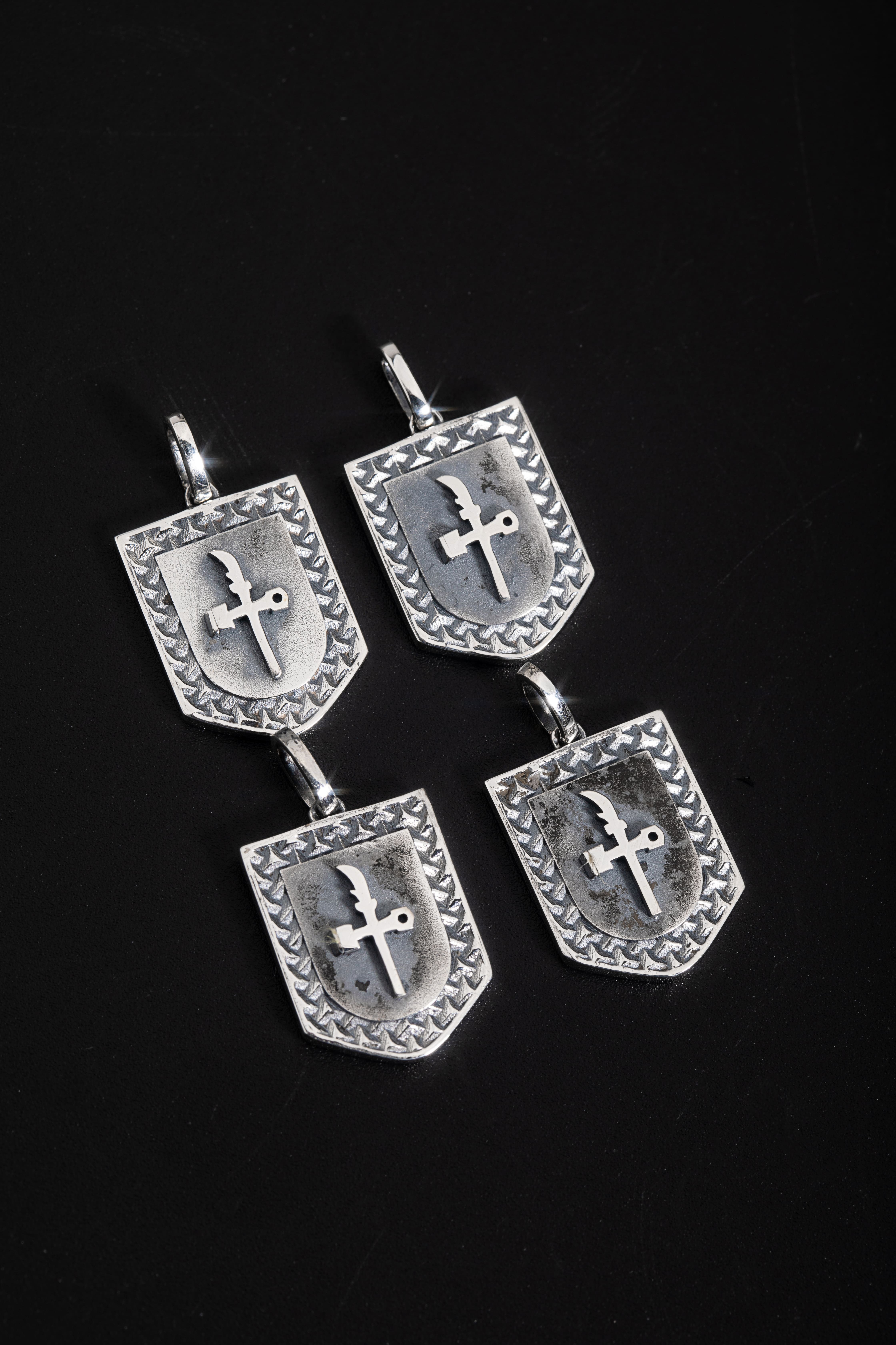 ［預購］EMC 盾牌吊墜項鍊