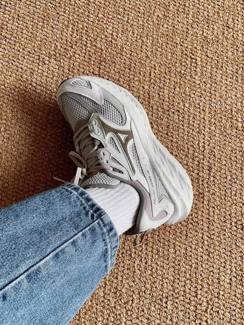 MIZUNO ASTRO LS 厚底緩震 (燕麥灰杏)