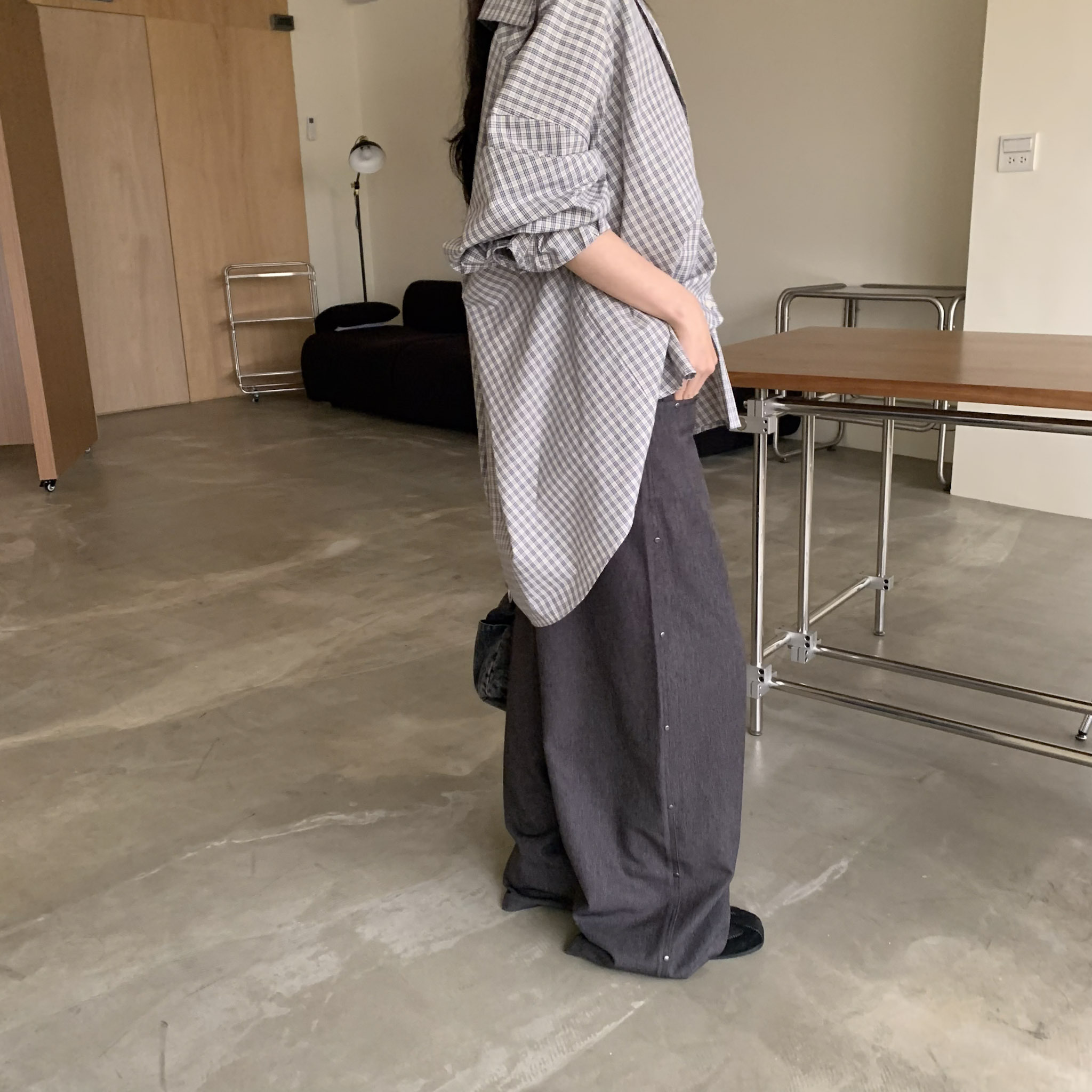 ISA_帥在側面! 時髦度上升雙側鉚釘西裝褲_62005