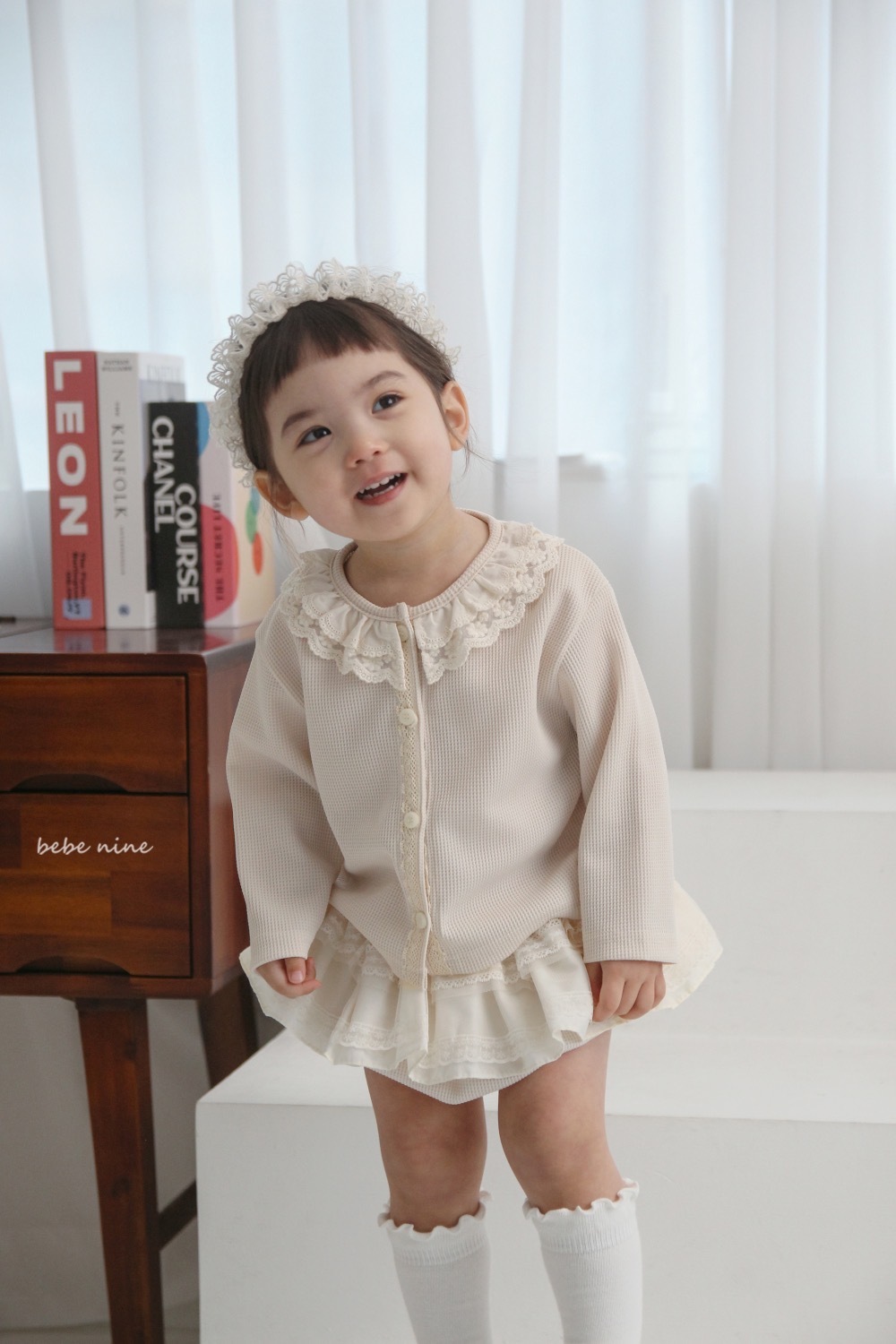 Bebe nine 蕾絲滾邊領開衫 / 2色