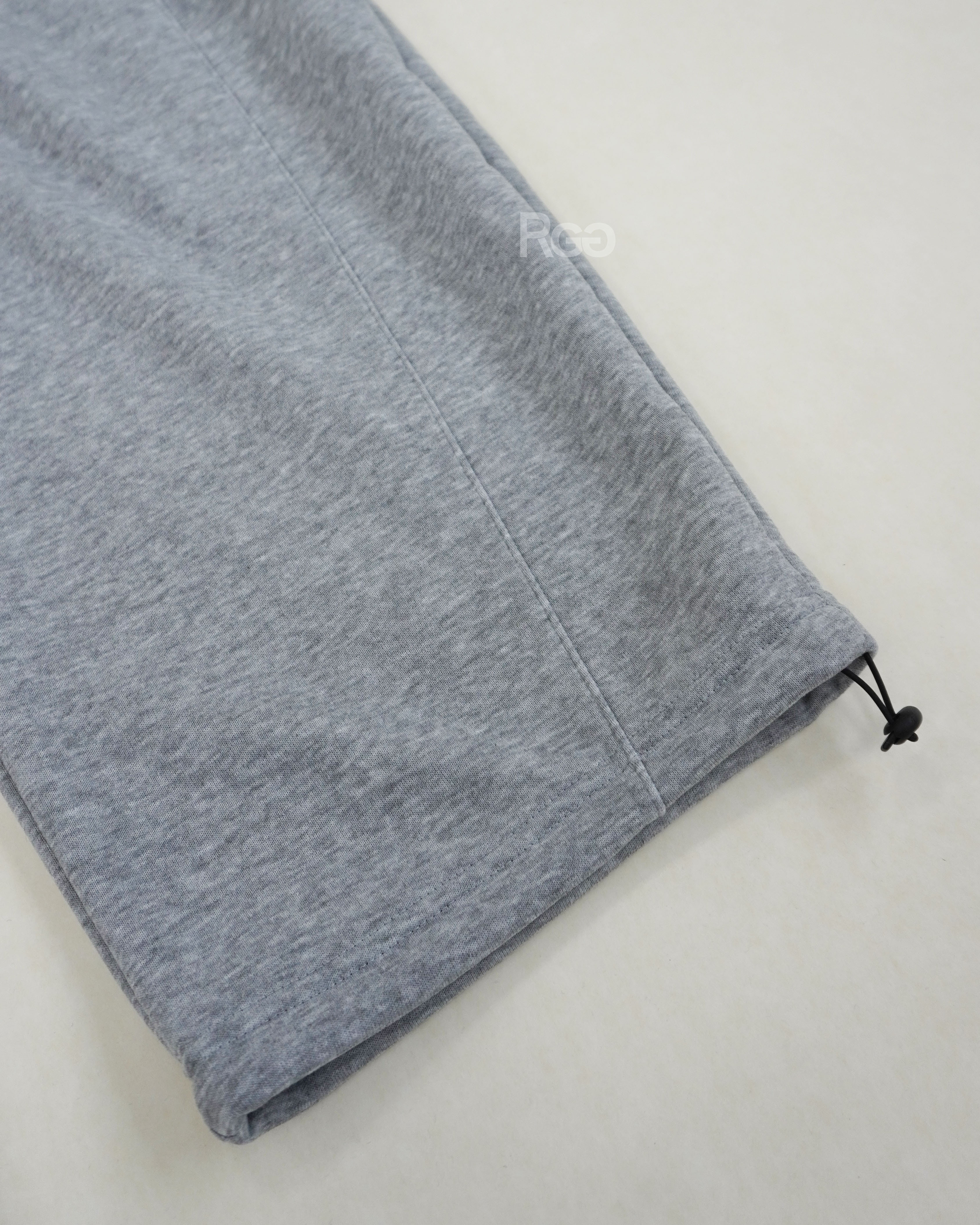 素面彎刀刷毛棉長褲褲口縮口示意圖