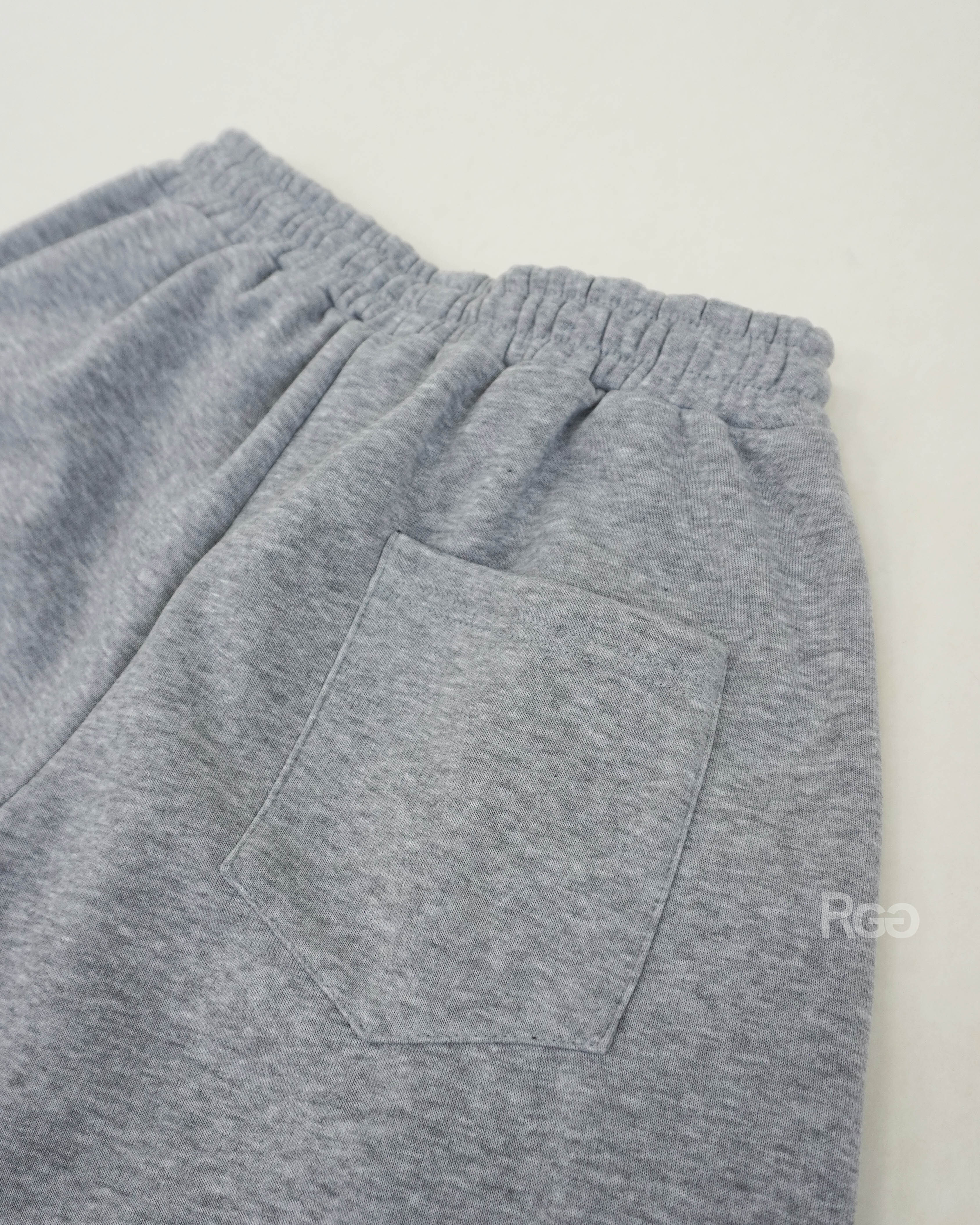 素面彎刀刷毛棉長褲背面口袋照