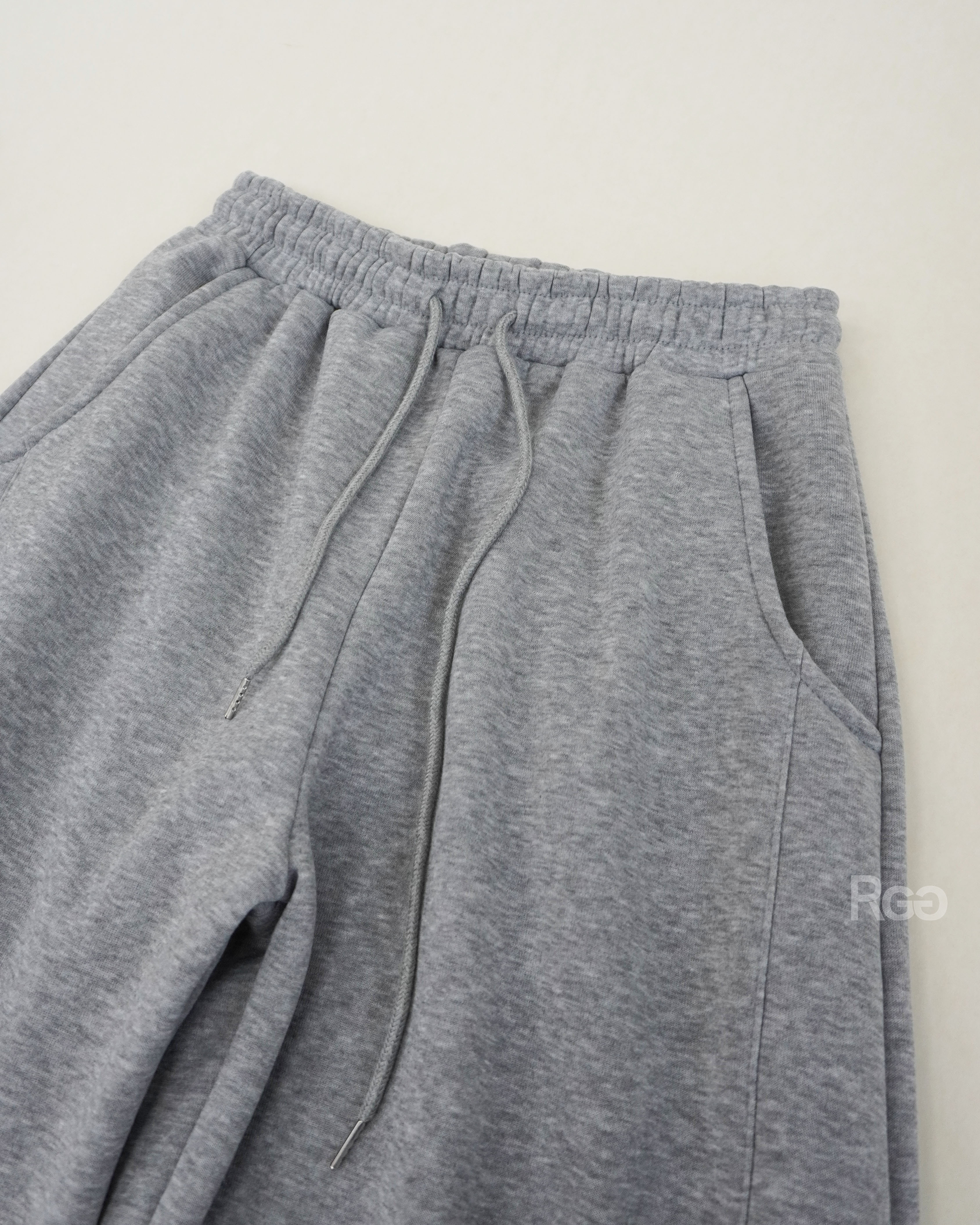 素面彎刀刷毛棉長褲灰色細節照