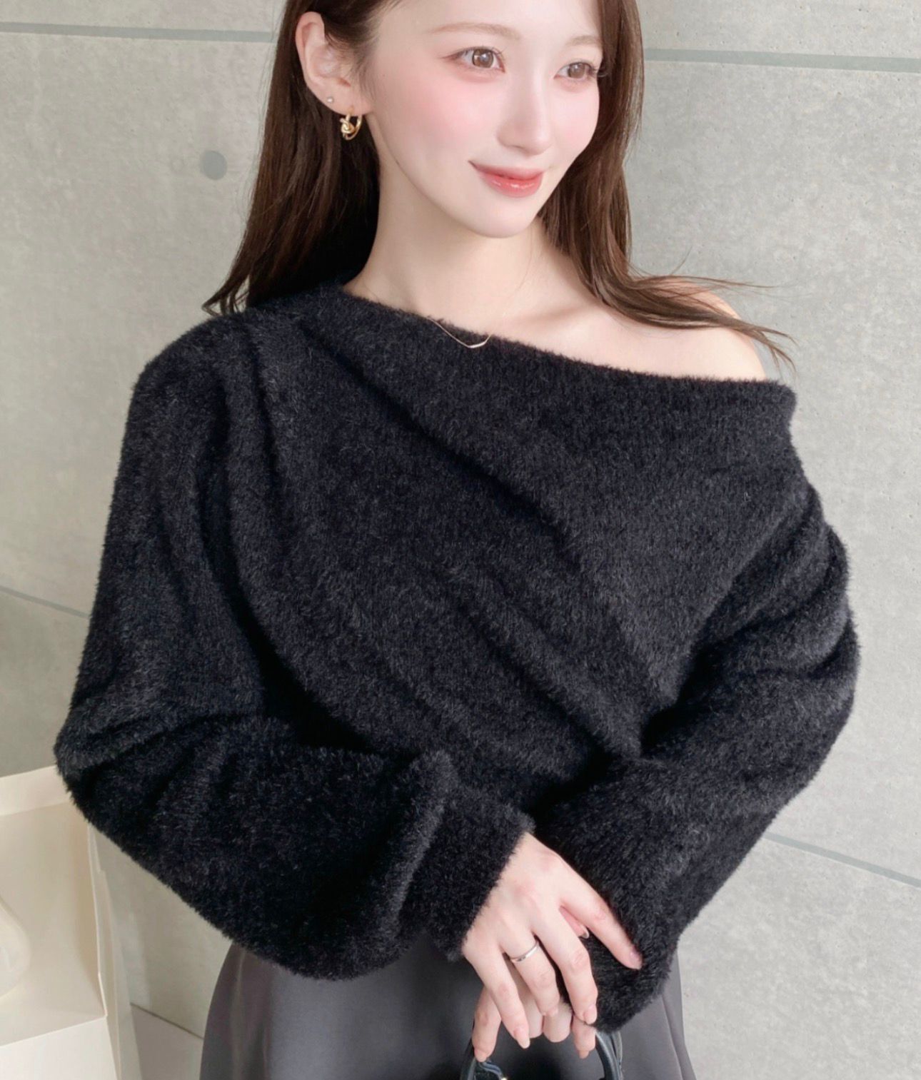 【預購】JN031201 moment+ 斜領露肩毛絨上衣