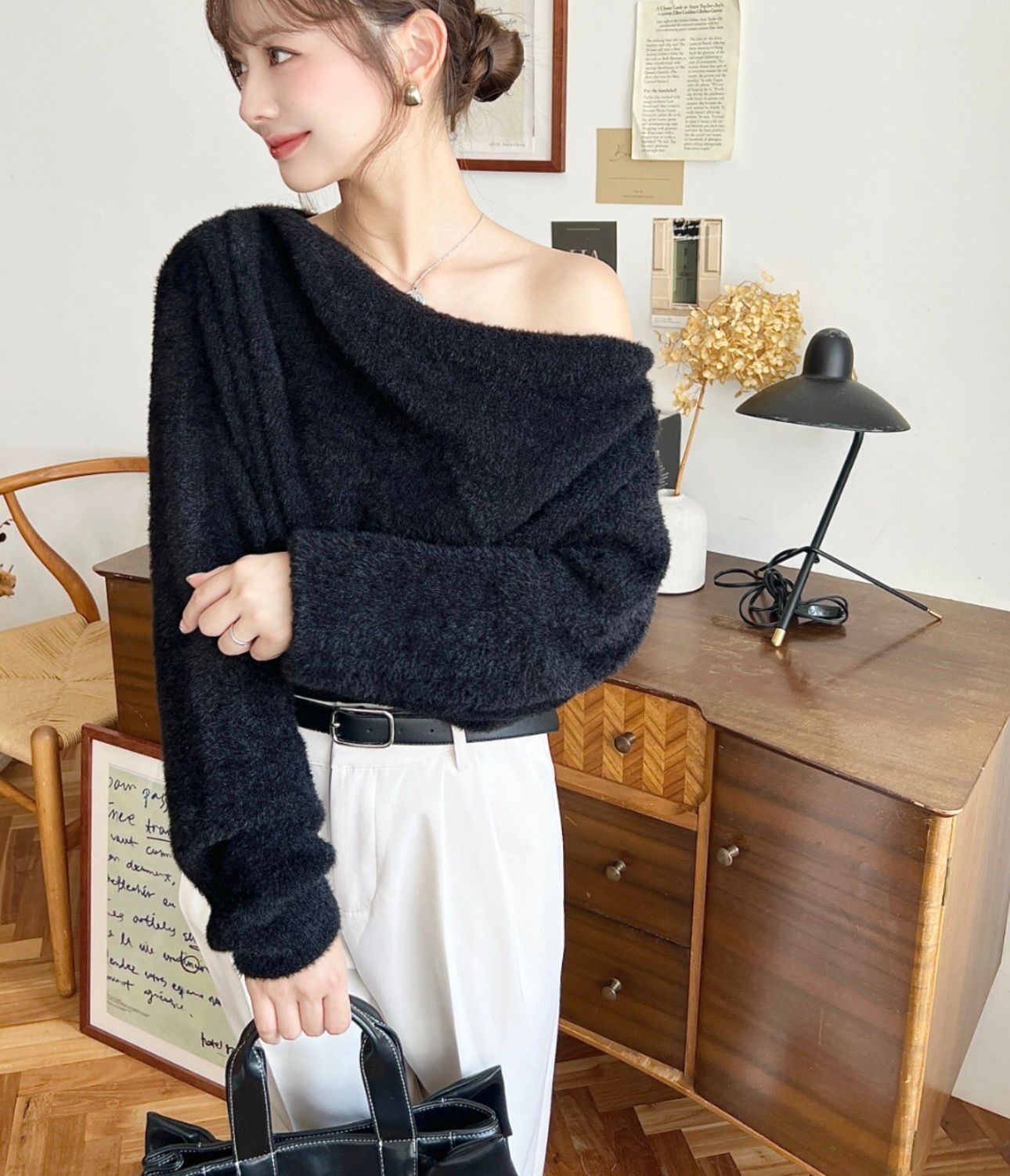 【預購】JN031201 moment+ 斜領露肩毛絨上衣