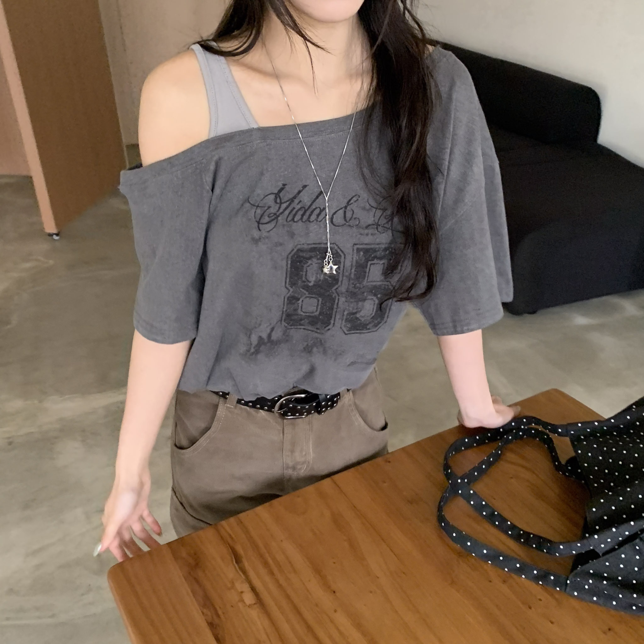 ISA_小韓味千禧感 做舊撞色假二件斜肩上衣_63010