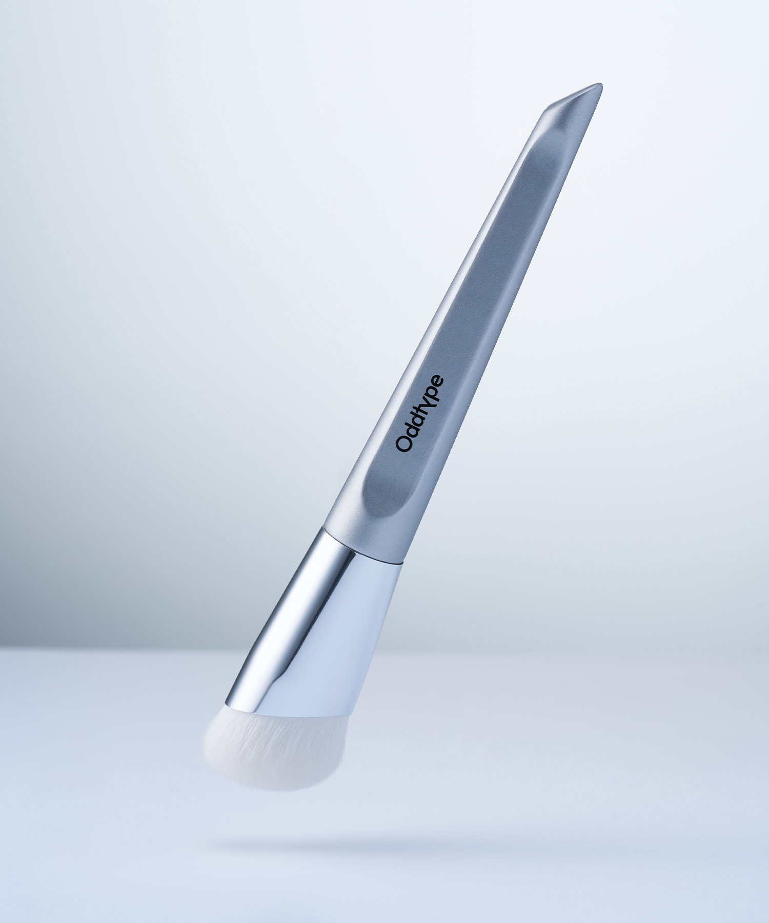 oddtype 斜角腮紅刷 | 斜角設計 X 柔軟刷毛