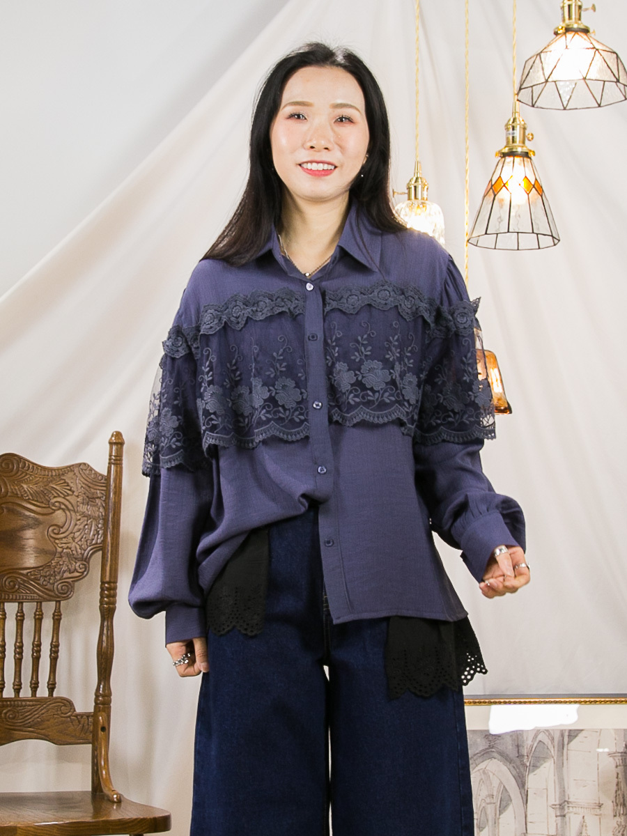 全開胸扣鈕．胸位 手袖花刺繡網布．暗直紋滑滑料TOP