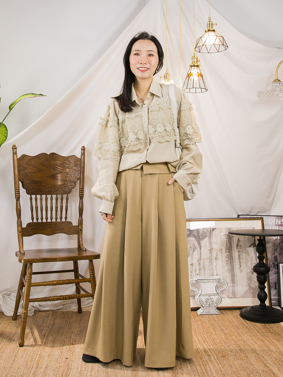 全開胸扣鈕．胸位 手袖花刺繡網布．暗直紋滑滑料TOP