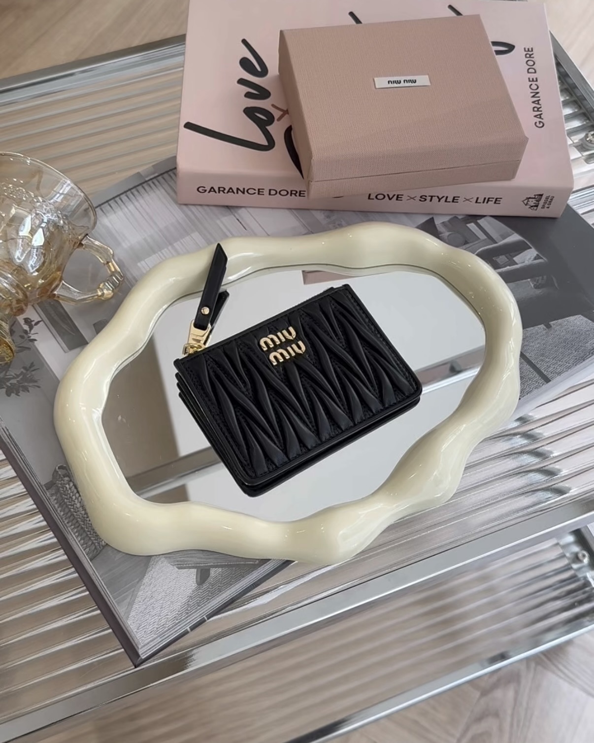 MIUMIU｜MATELASSÉ 一字拉鍊卡包 黑色