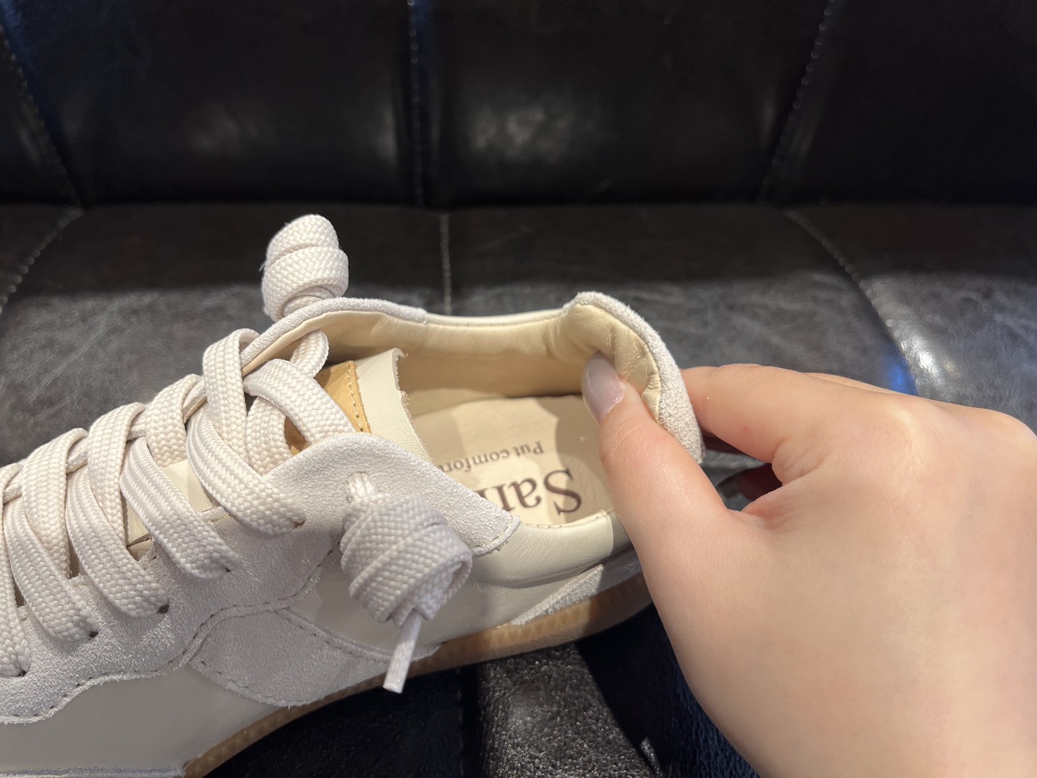 告別新鞋咬腳!艾蜜莉德訓鞋獨家鞋口軟 Q 設計,溫柔呵護不啃腳,搭配柔軟度滿分的頂級牛皮,給予腳踝最極致的安心包覆。