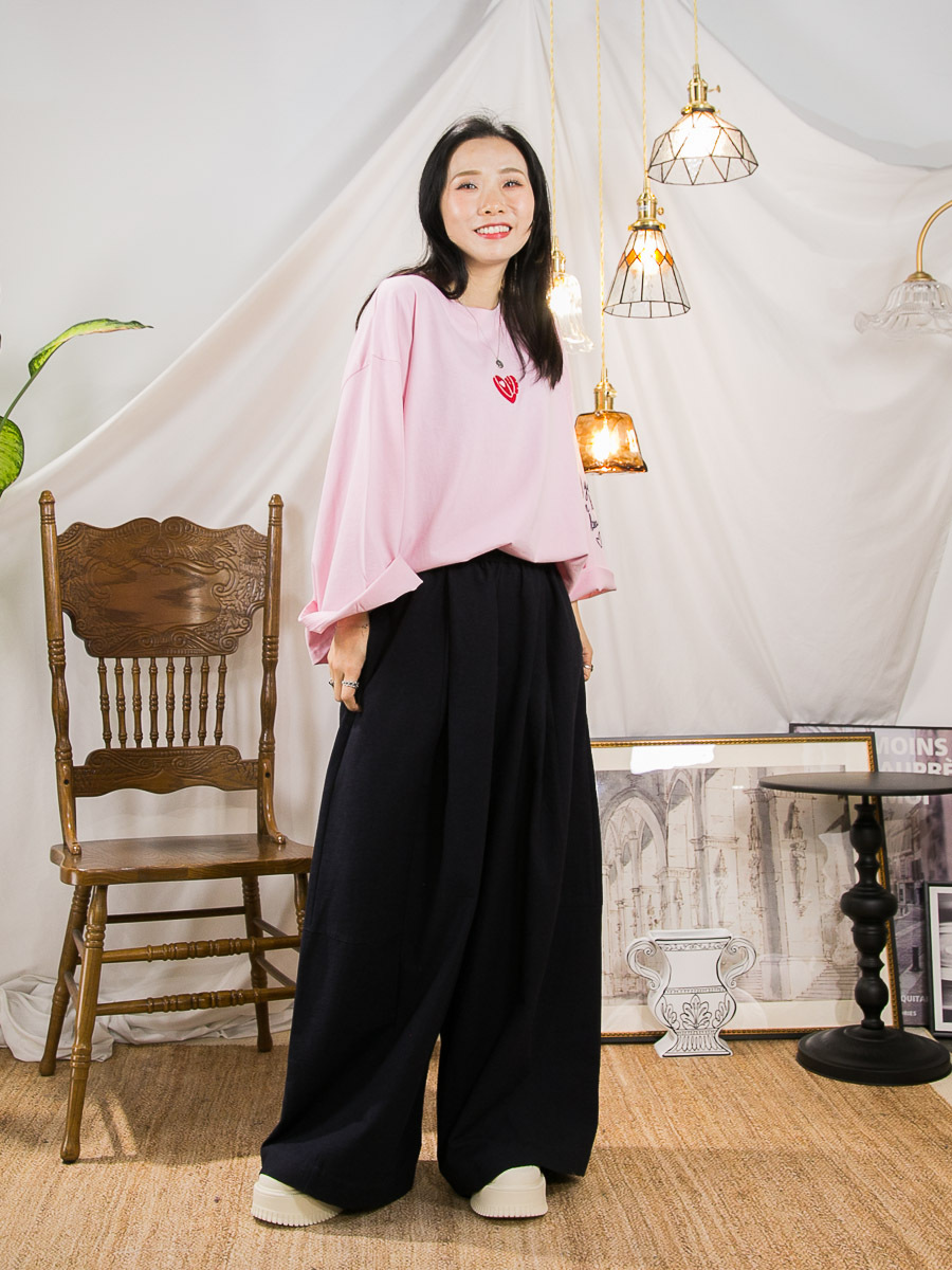 單邊手袖英文字刺繡．胸位心形刺繡．COTTON料TOP