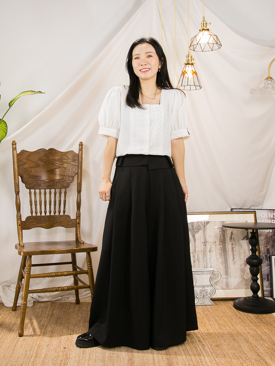 全開胸扣鈕．鈕邊花刺繡．方領 麻棉料TOP