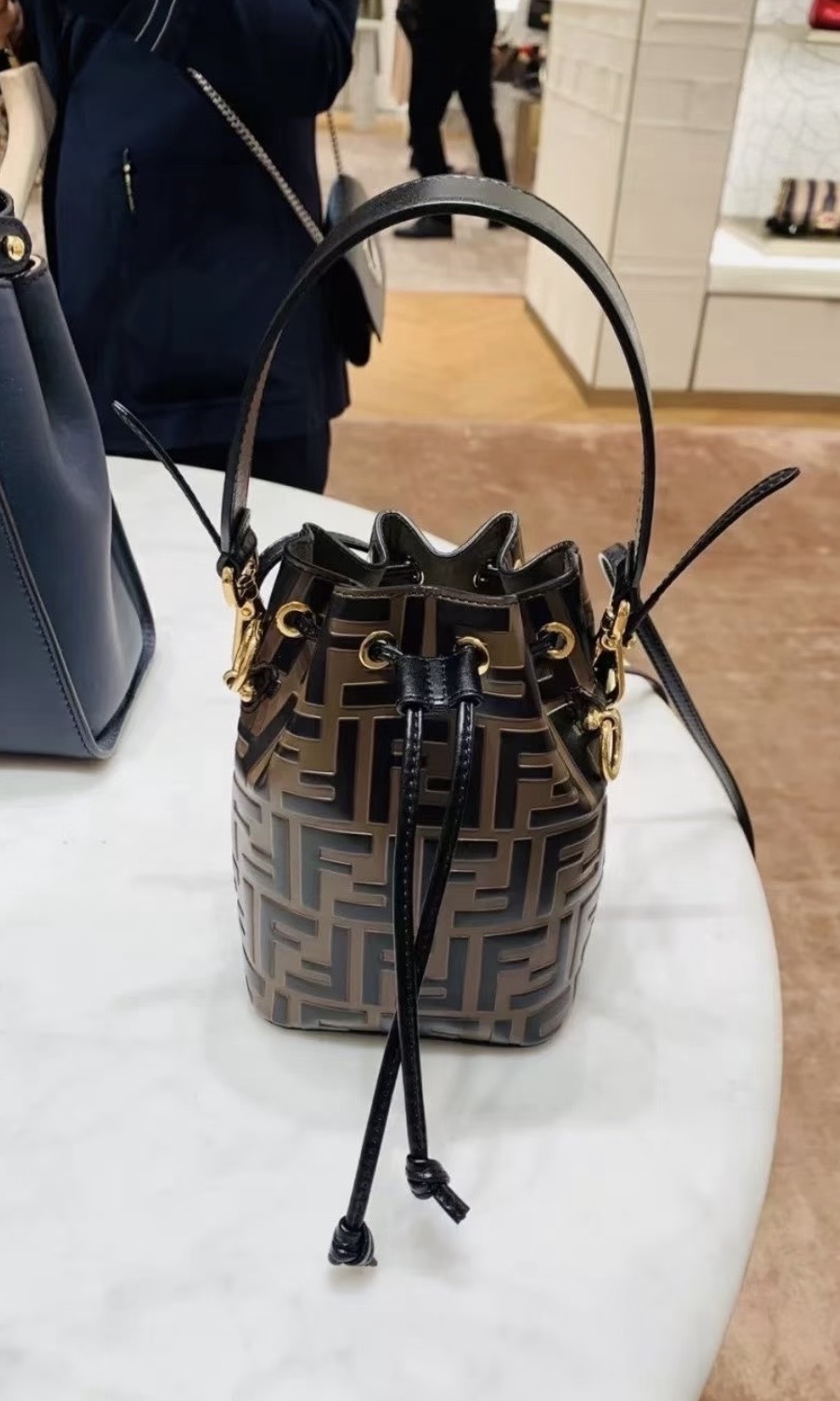 Fendi Mon Tresor 迷你小水桶包 棕色