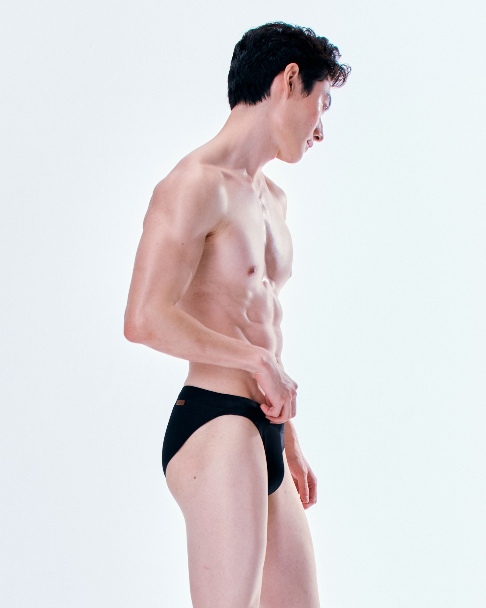 【魅惑素黑】Saxon 男性低腰三角泳褲