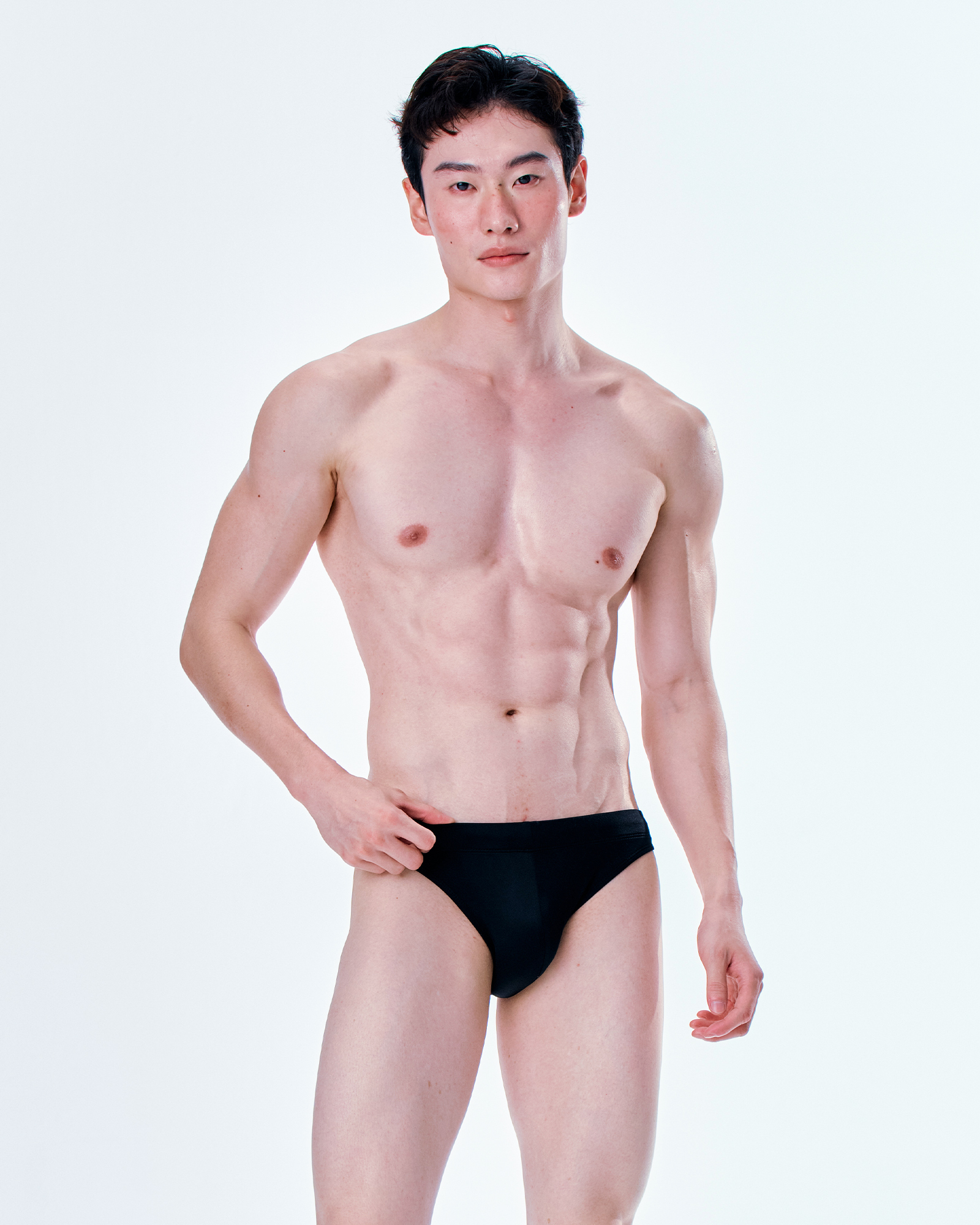 【魅惑素黑】Saxon 男性低腰三角泳褲