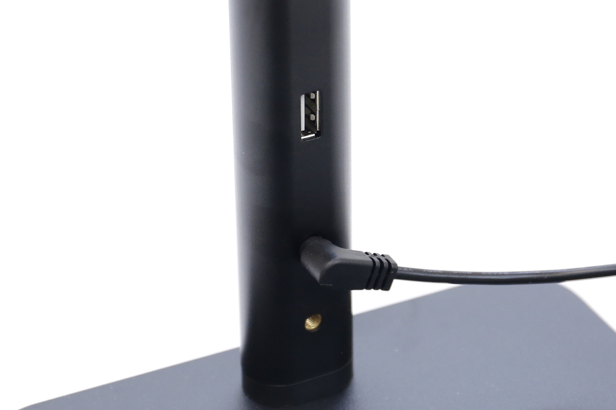 光之塔燈桿內建 USB 手機充電孔功能