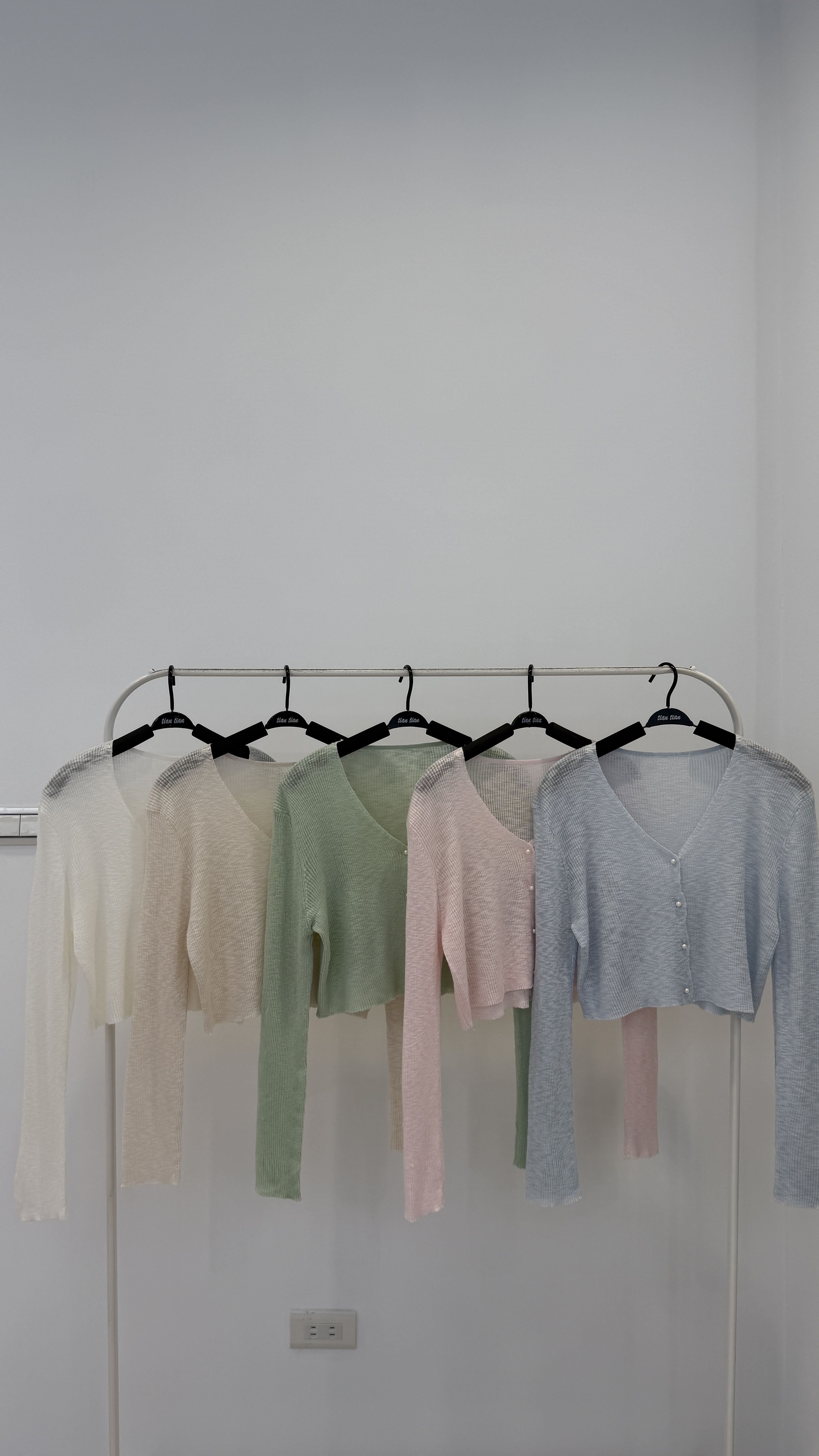 可以穿到夏日的小珍珠扣涼感針織上衣 _881N