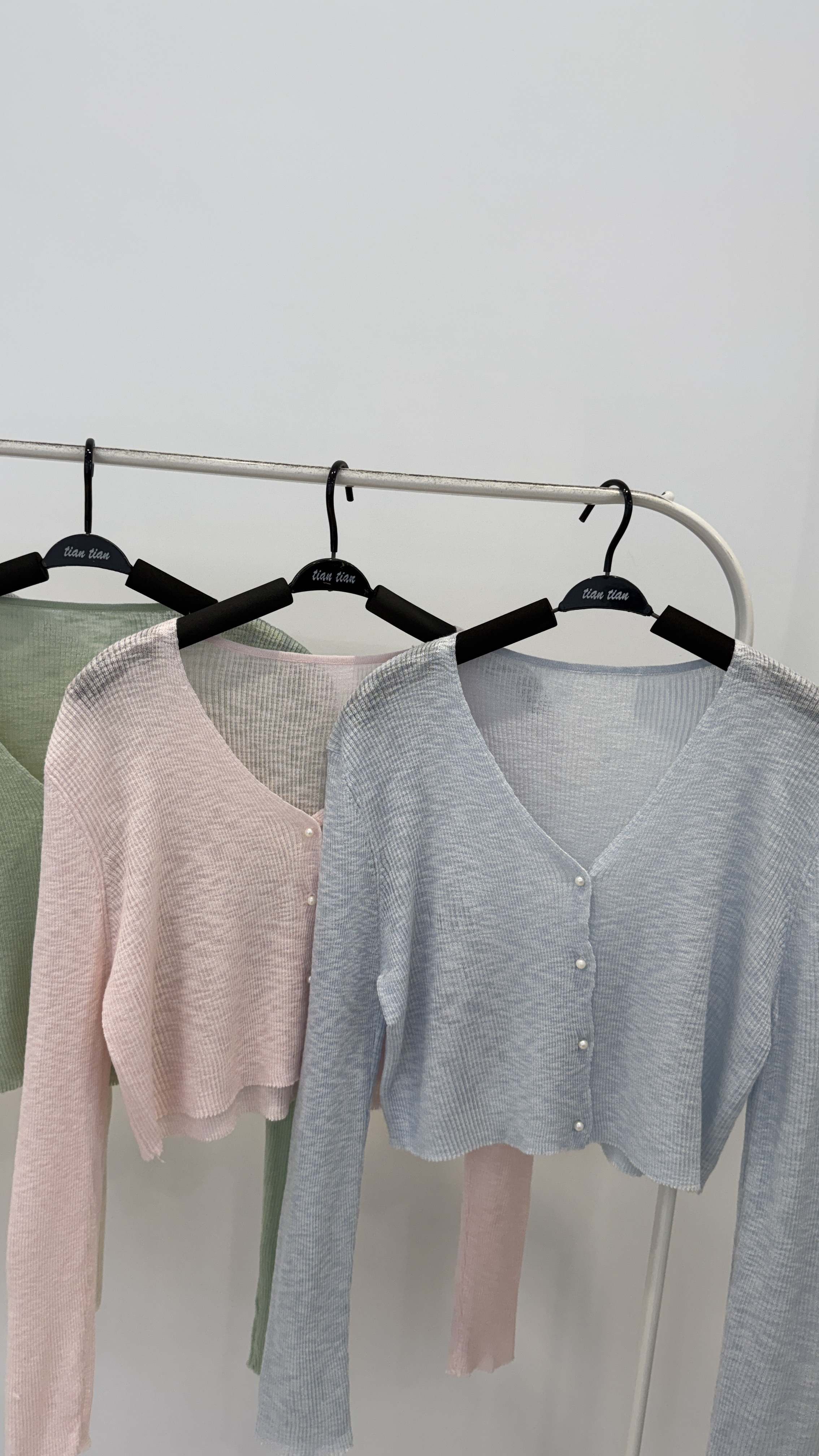 可以穿到夏日的小珍珠扣涼感針織上衣 _881N