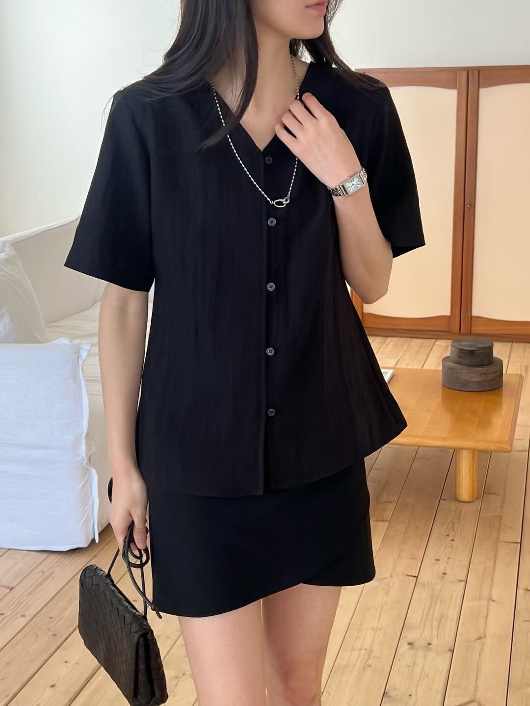 前壓摺圓領後排釦V領短袖上衣-附綁帶 / 2色