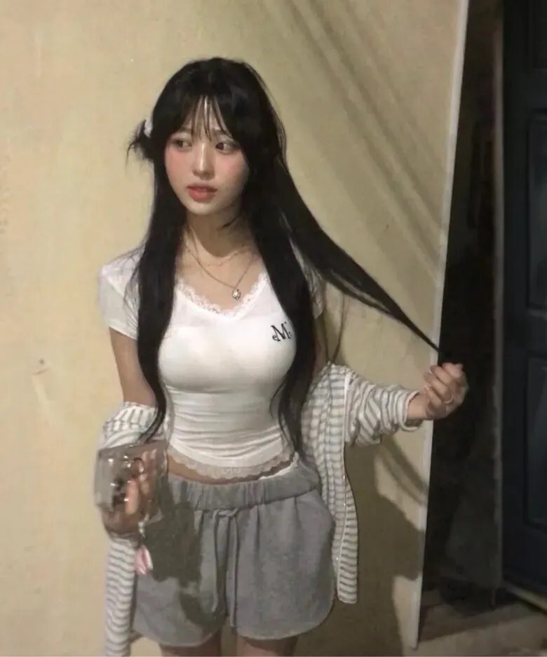 <滿千免運🛒> Mucent 蕾絲 純欲 小標 V領短袖 三色