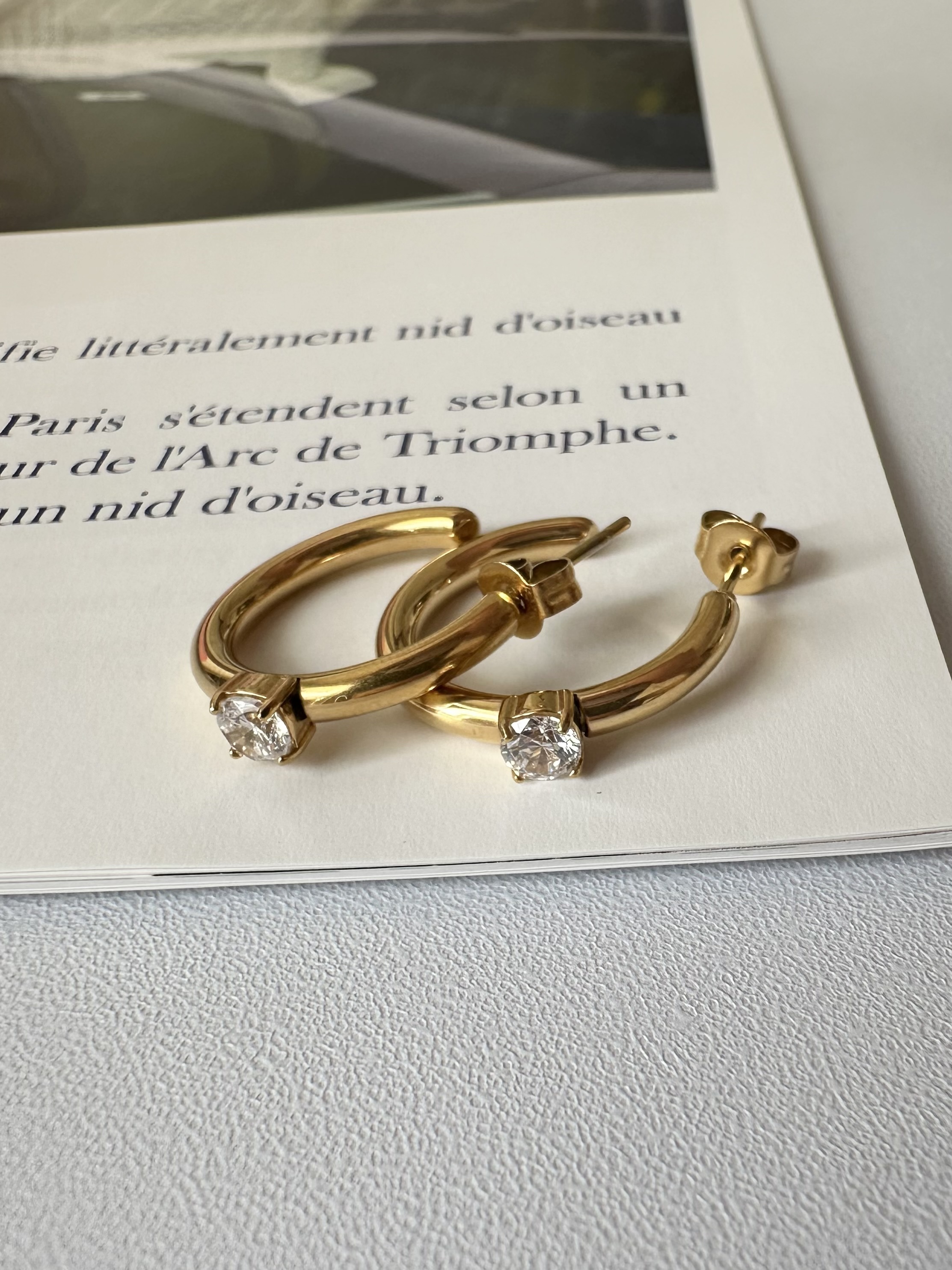 SS one stone C hoop pierce