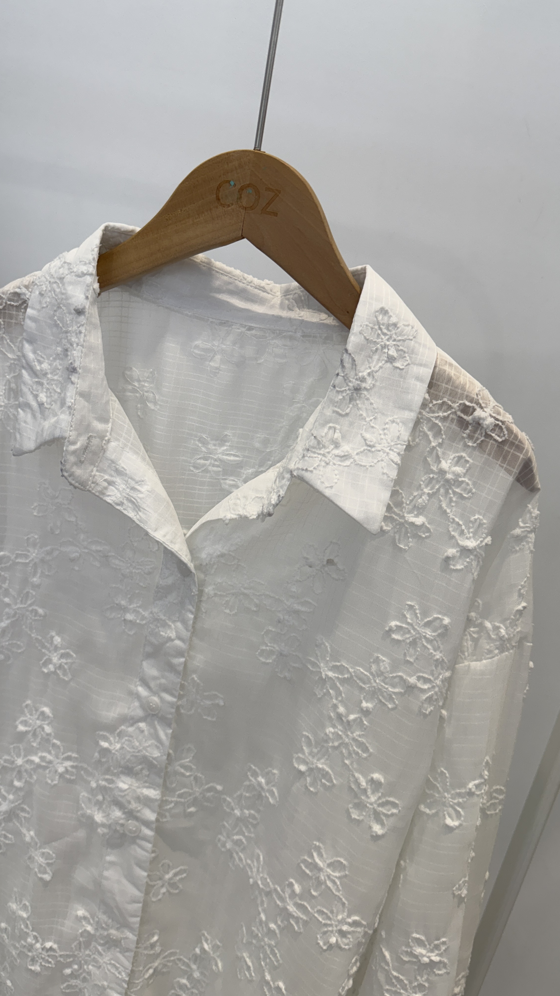 質感滿分！高質感霧透立體刺繡花襯衫 _9012