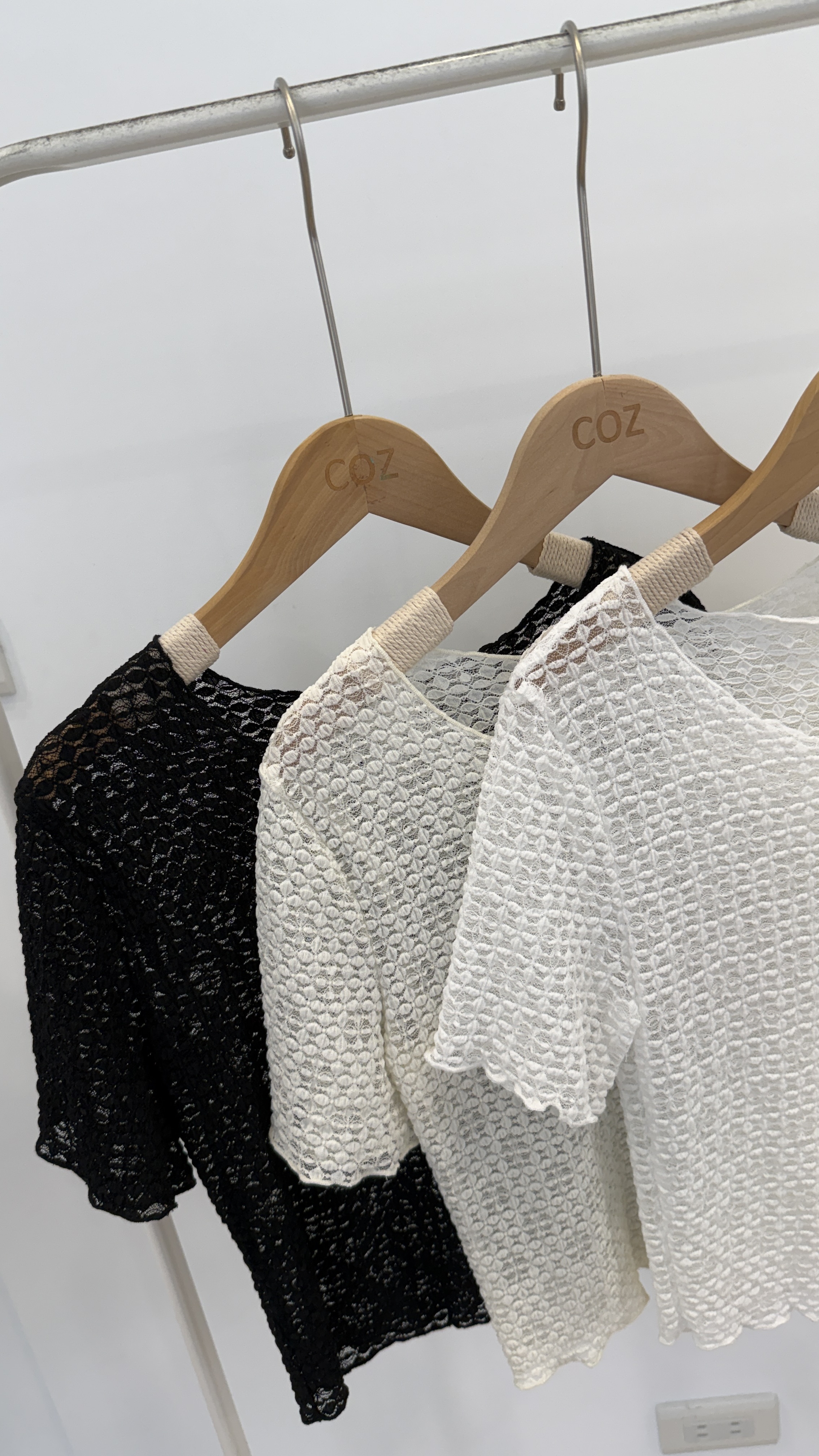 紋理蕾絲花捲邊打底上衣 _8977.1