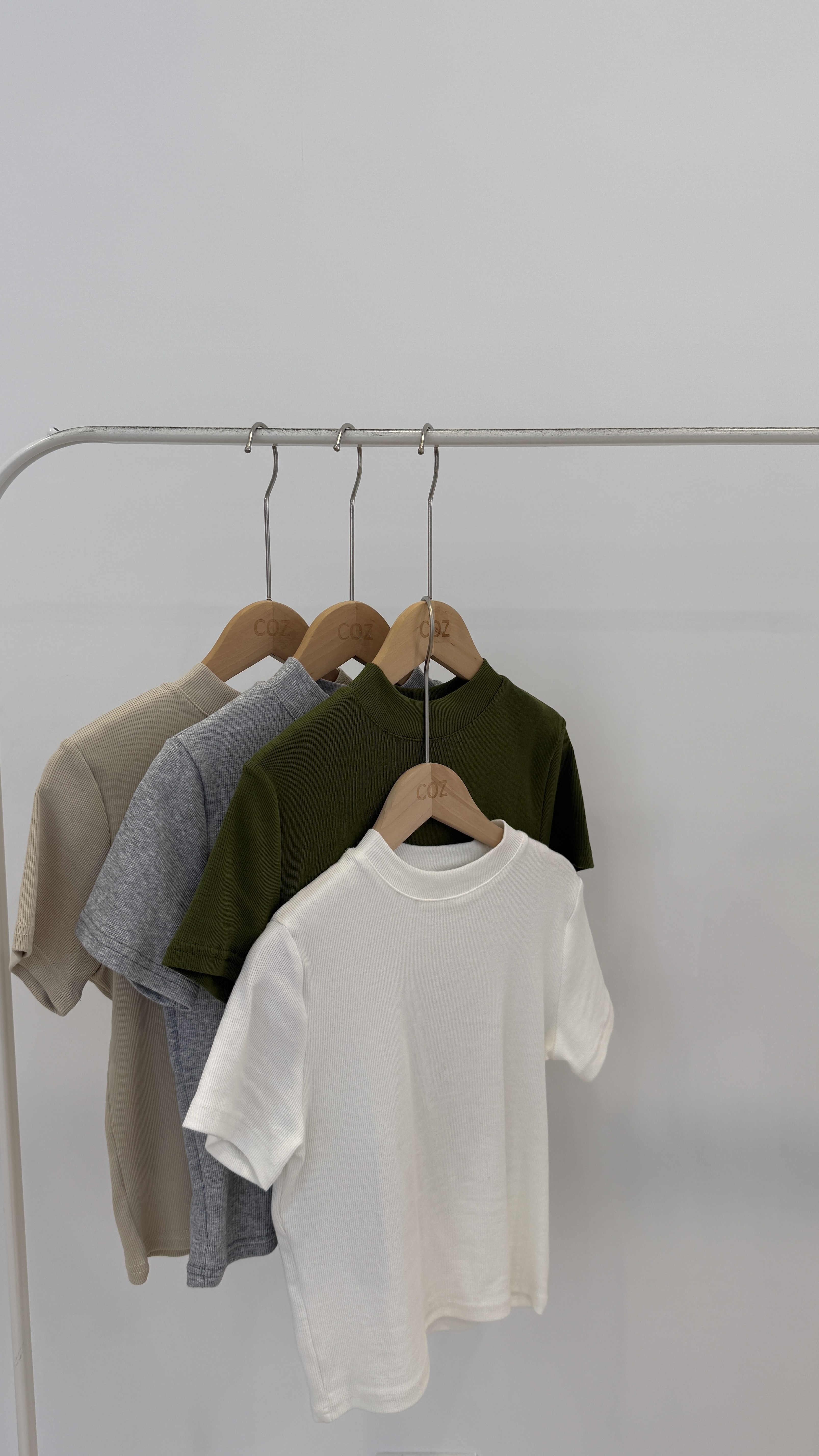 (版娘推薦) 絕對必包色！微領超彈力挺棉素色打底上衣 _2201C