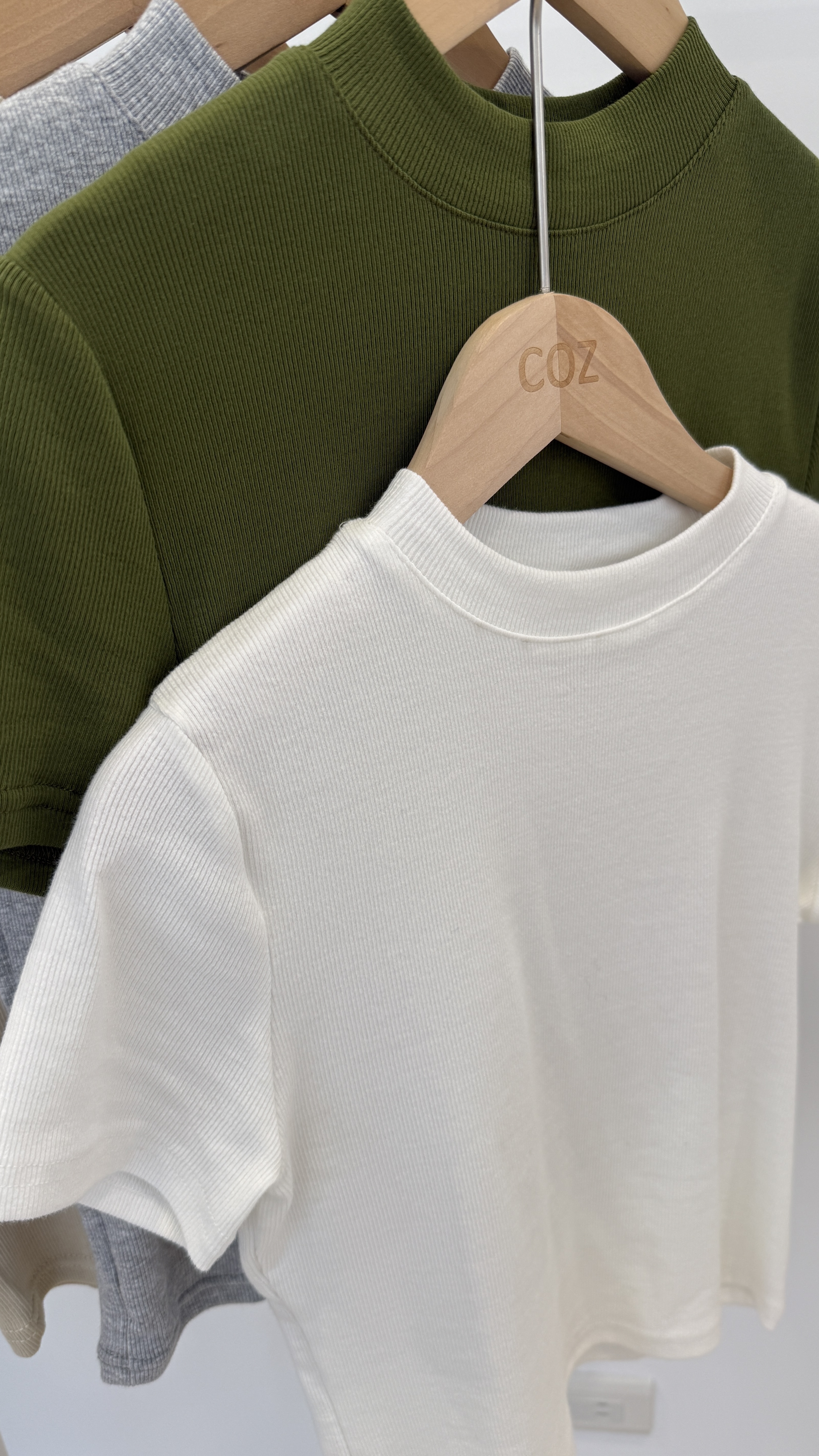 (版娘推薦) 絕對必包色！微領超彈力挺棉素色打底上衣 _2201C