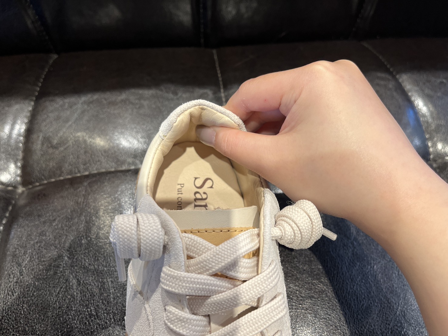 破皮 OUT!真實口碑認證的零馴鞋期休閒鞋。艾蜜莉德訓鞋嚴選高規格軟牛皮,搭配鞋口軟 Q 舒適呵護,第一次穿就能輕鬆逛街不磨腳。