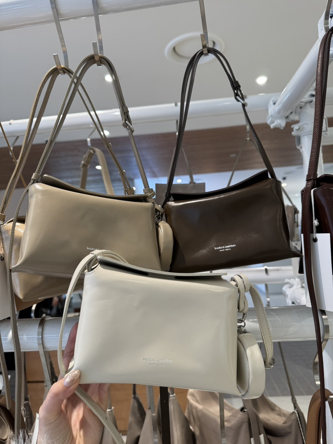 L06 牛皮輕巧小包（奶茶/白/咖）