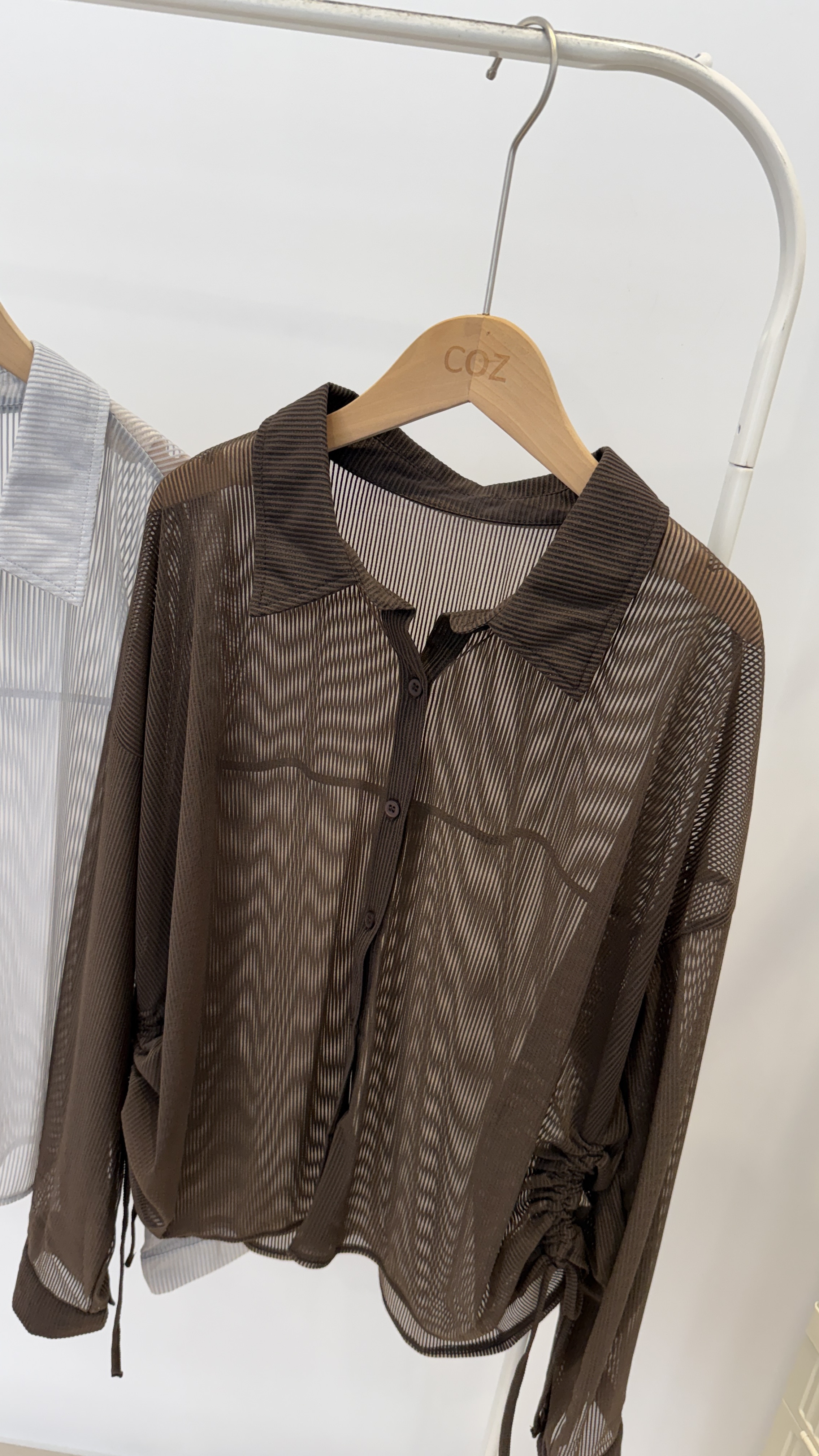 高級感直條透膚側綁襯衫_3271