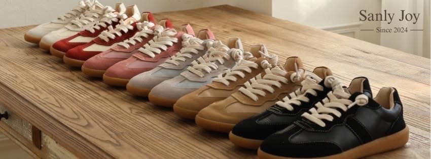 穿過就想包色的熱銷神鞋!艾蜜莉真皮德訓鞋奶油杏色,搭載 3M 防潑水技術晴雨兩穿。尺寸齊全到 42 號,大腳女孩也能安心包色的高顏值休閒鞋。