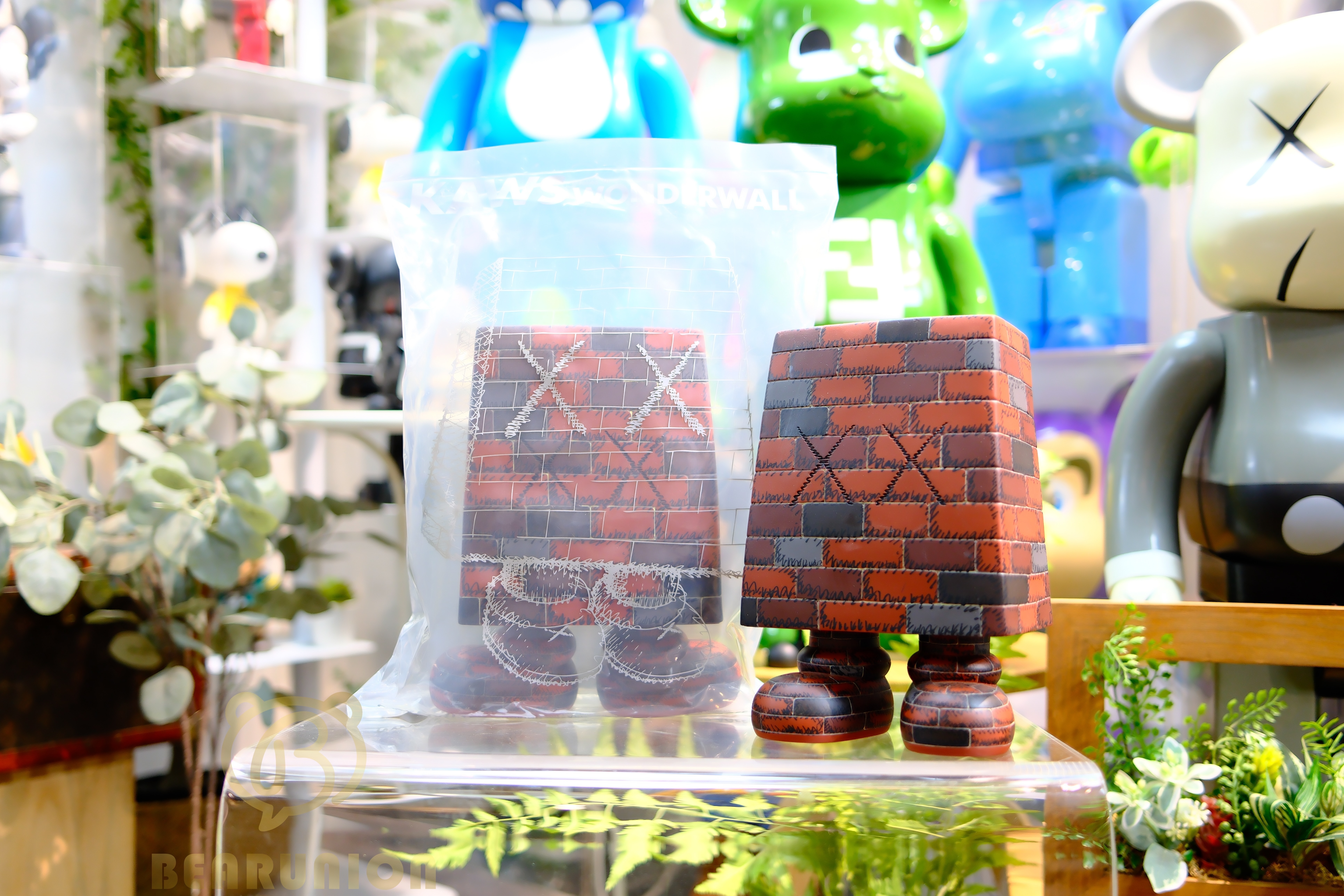 🥇現貨🥇 KAWS Wonderwall Vinyl FigureRed