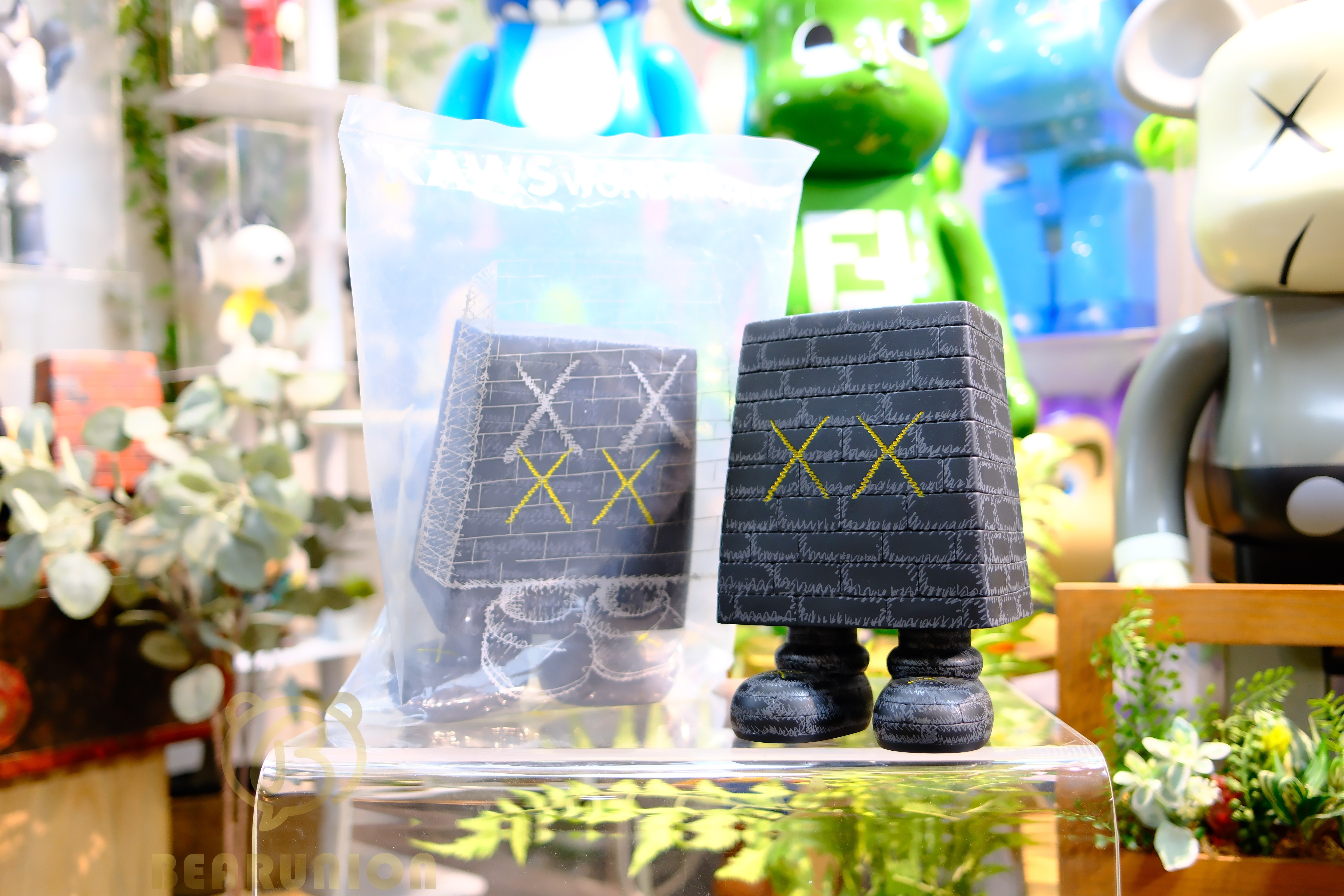 🥇現貨🥇 KAWS Wonderwall Vinyl Figure Black