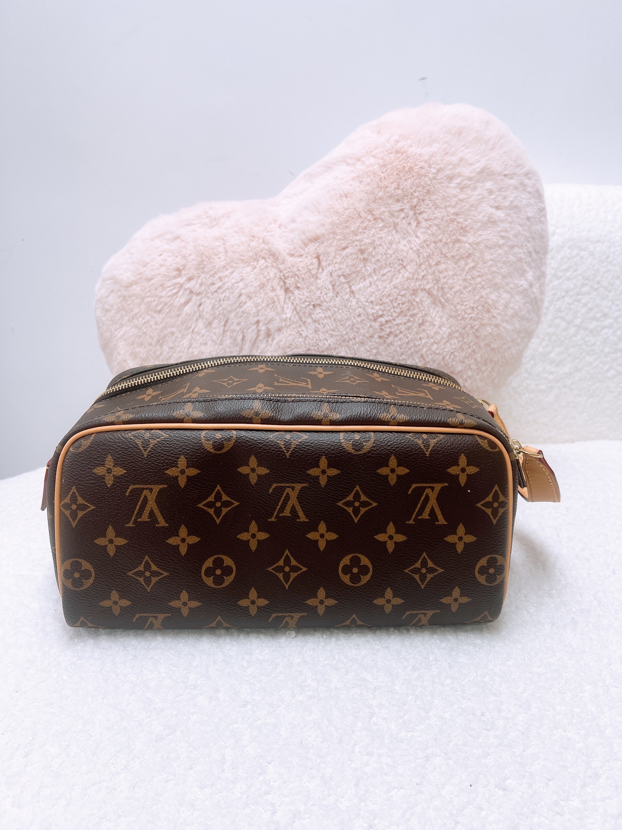 Lv dopp pouch brown monogram