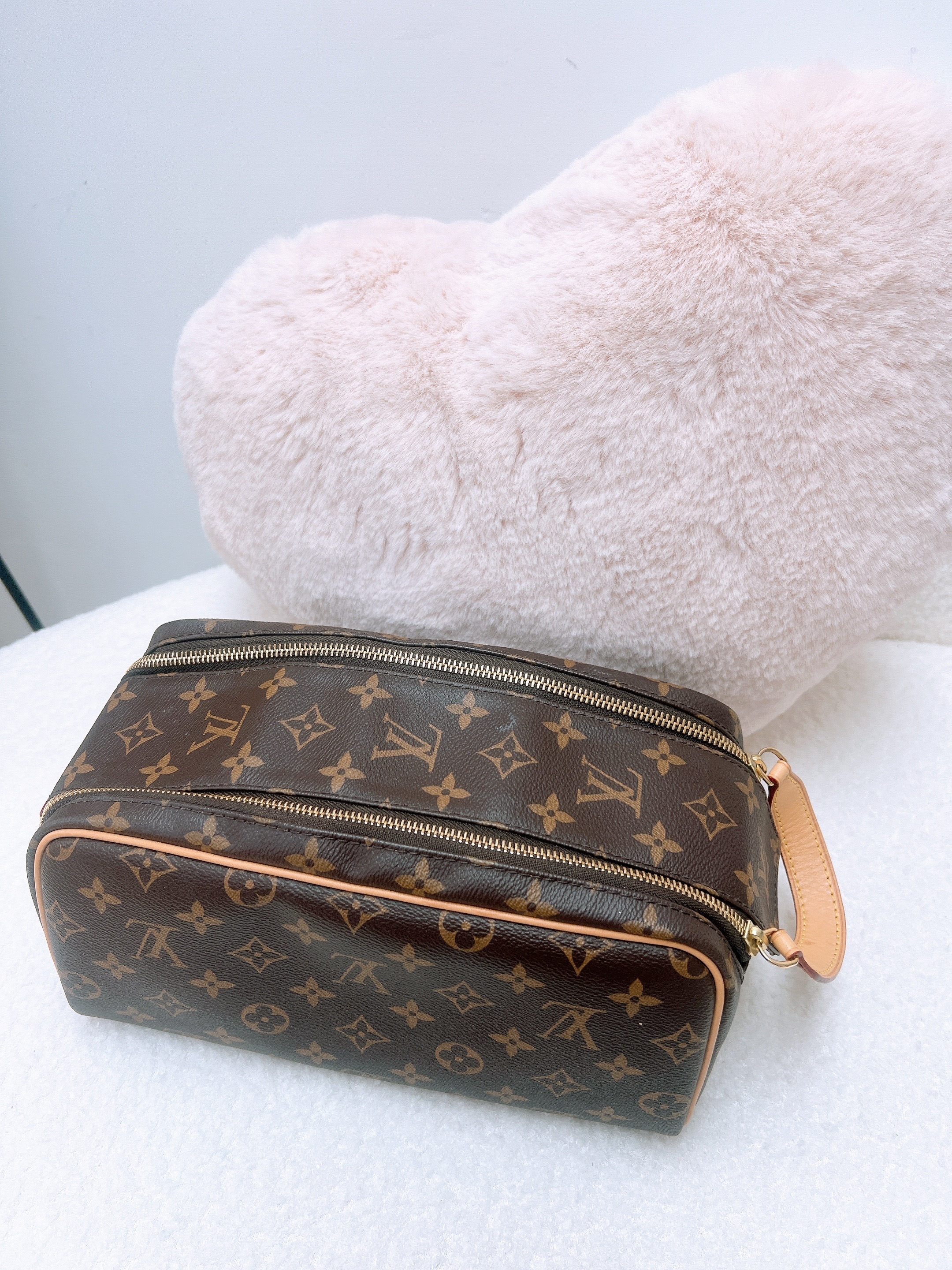 Lv dopp pouch brown monogram