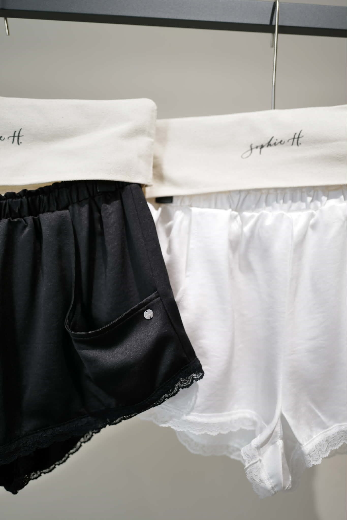 PA28 緞面蕾絲滾邊短褲